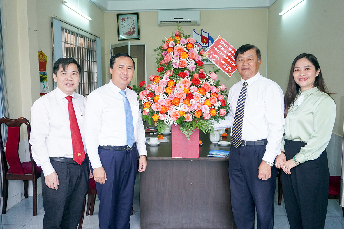 Ông Lê Hoàng Hải, Phó Chủ tịch HĐND tỉnh tặng hoa chúc mừng năm mới Hội Nhà báo tỉnh. Ảnh: PHÚ XUÂN