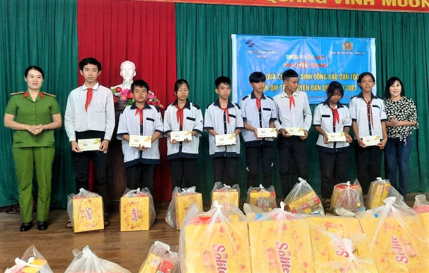 Hội Phụ nữ Công an tỉnh tặng quà Tết cho HS  Trường Phổ thông Dân tộc nội trú tỉnh.