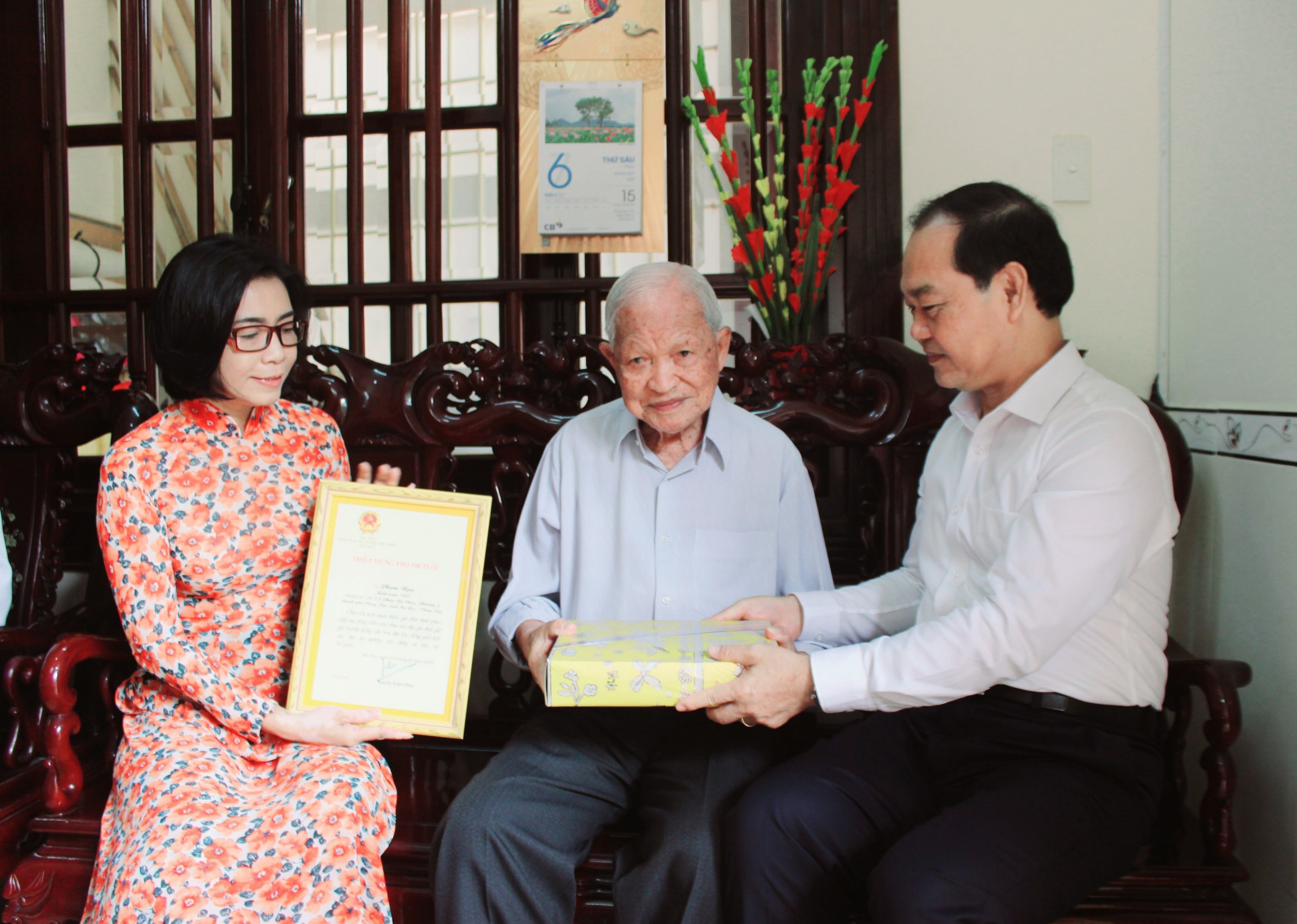 Thay mặt lãnh đạo tỉnh và địa phương, ông Mai Ngọc Thuận và bà Lê Thị Thanh Bình chúc thọ, chúc Tết cụ Phạm Nga.