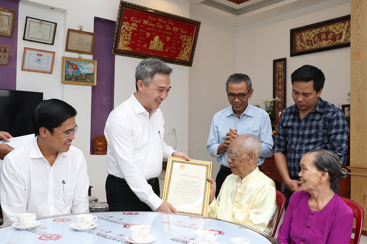 Ông Đặng Minh Thông, Phó Chủ tịch UBND tỉnh thăm, chúc thọ cụ Nguyễn Tri Phương, khu phố Hải Tân, thị trấn Long Hải, huyện Long Điền). Ảnh: MINH THANH