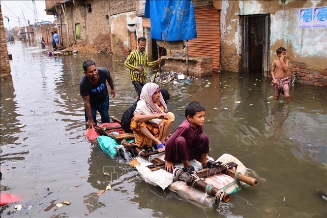 Người dân tại khu vực bị ảnh hưởng bởi mưa lũ ở Hyderabad, Pakistan ngày 19/8/2022.