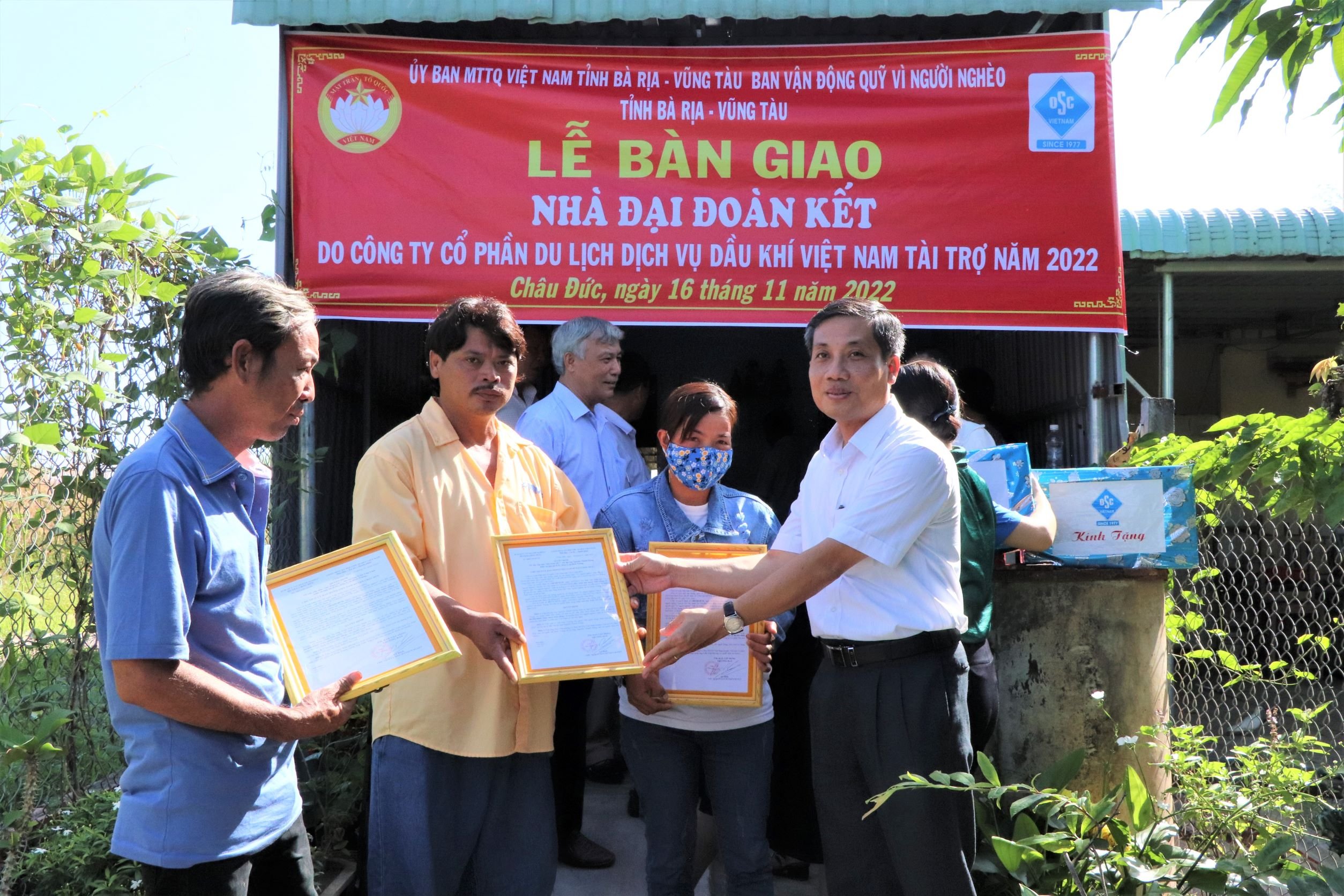 Ông Nguyễn Kế Toại, Phó Chủ tịch UBMTTQ Việt Nam tỉnh trao Quyết định bàn giao nhà đến các hộ nghèo huyện Châu Đức.