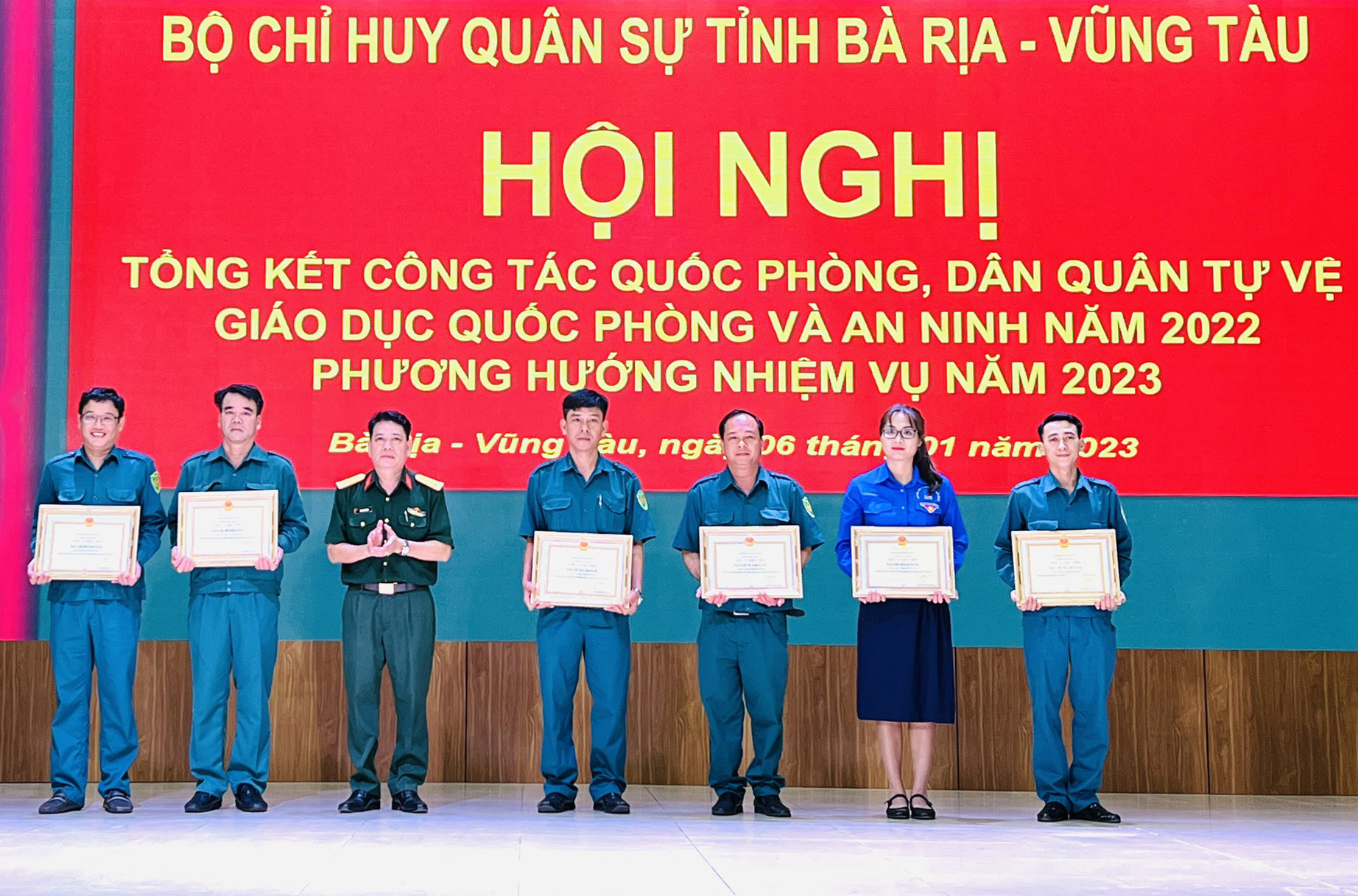 Đại tá Phạm Kinh Kha, Phó Chỉ huy trưởng, Tham mưu trưởng Bộ CHQS tỉnh trao Bằng khen cho các tập thể có thành tích xuất sắc trong năm 2022.