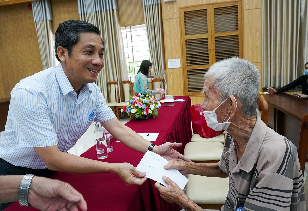 Ông Nguyễn Kế Toại, Phó Chủ tịch Ủy ban MTTQ Việt Nam tỉnh tặng quà của Trung ương Ủy ban MTTQ Việt Nam cho người có hoàn cảnh khó khăn tại huyện Long Điền.