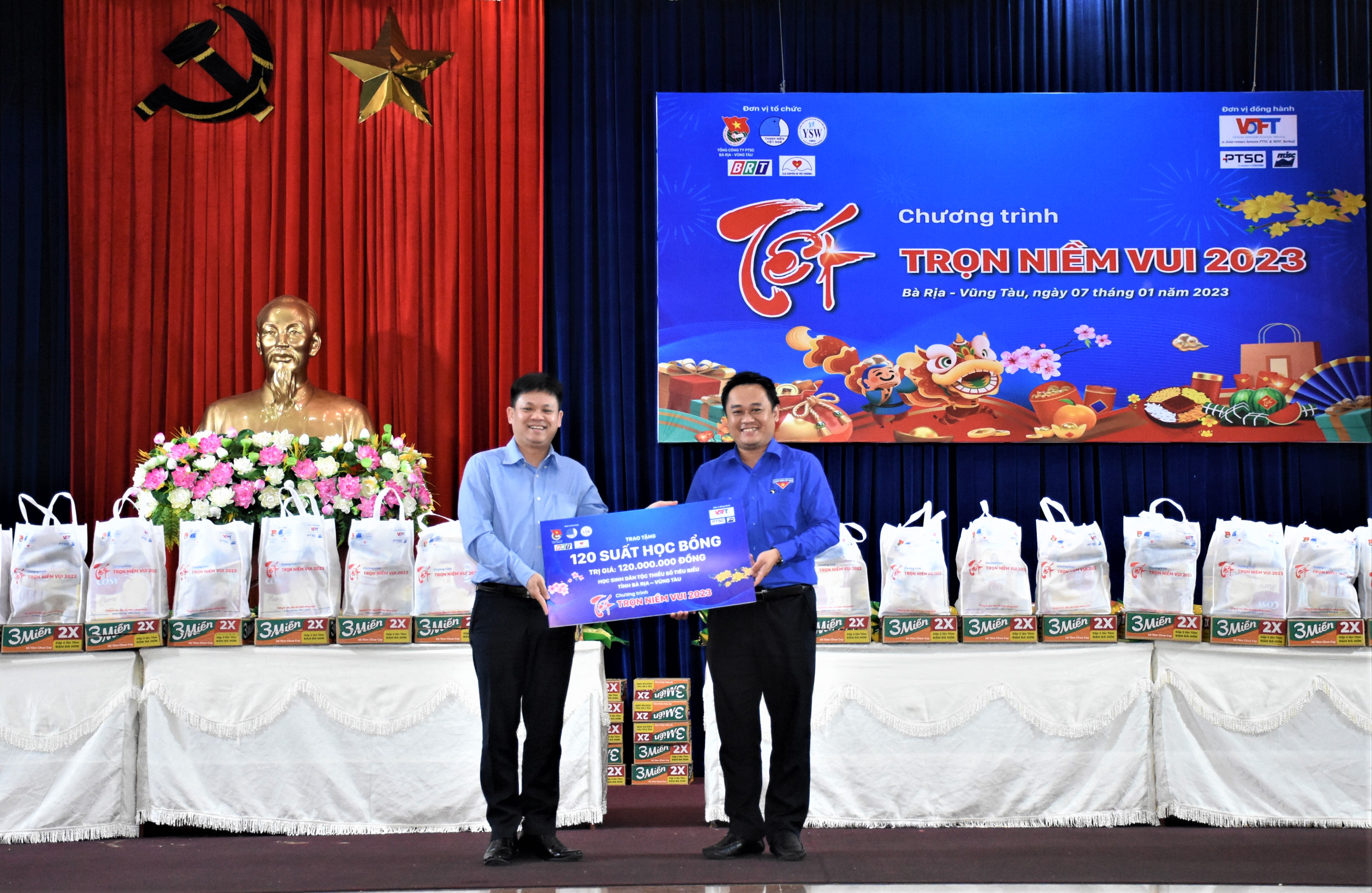 Đại diện nhà tài trợ trao bảng tượng trưng 120 suất học bổng cho Tỉnh Đoàn Bà Rịa-Vũng Tàu.