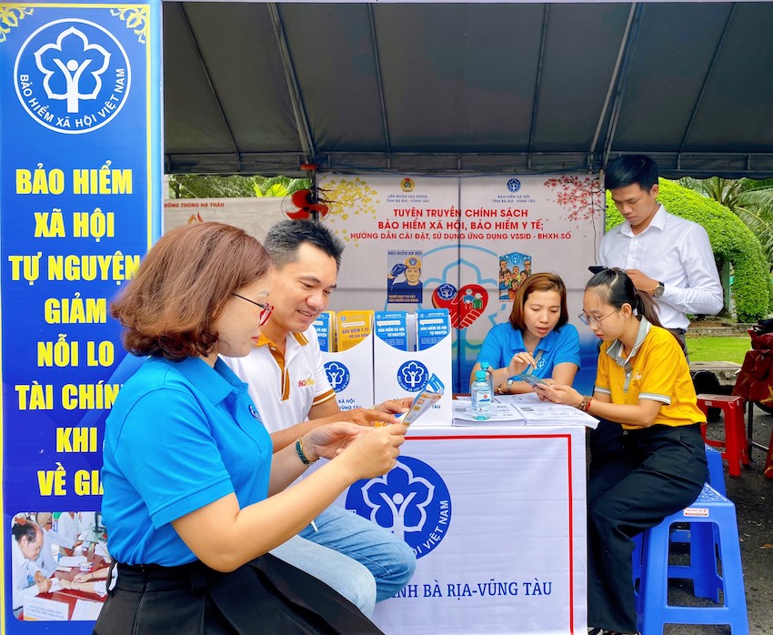 Nhân viên BHXH tỉnh hướng dẫn người lao động cài đặt sử dụng ứng dụng VssID-BHXH số