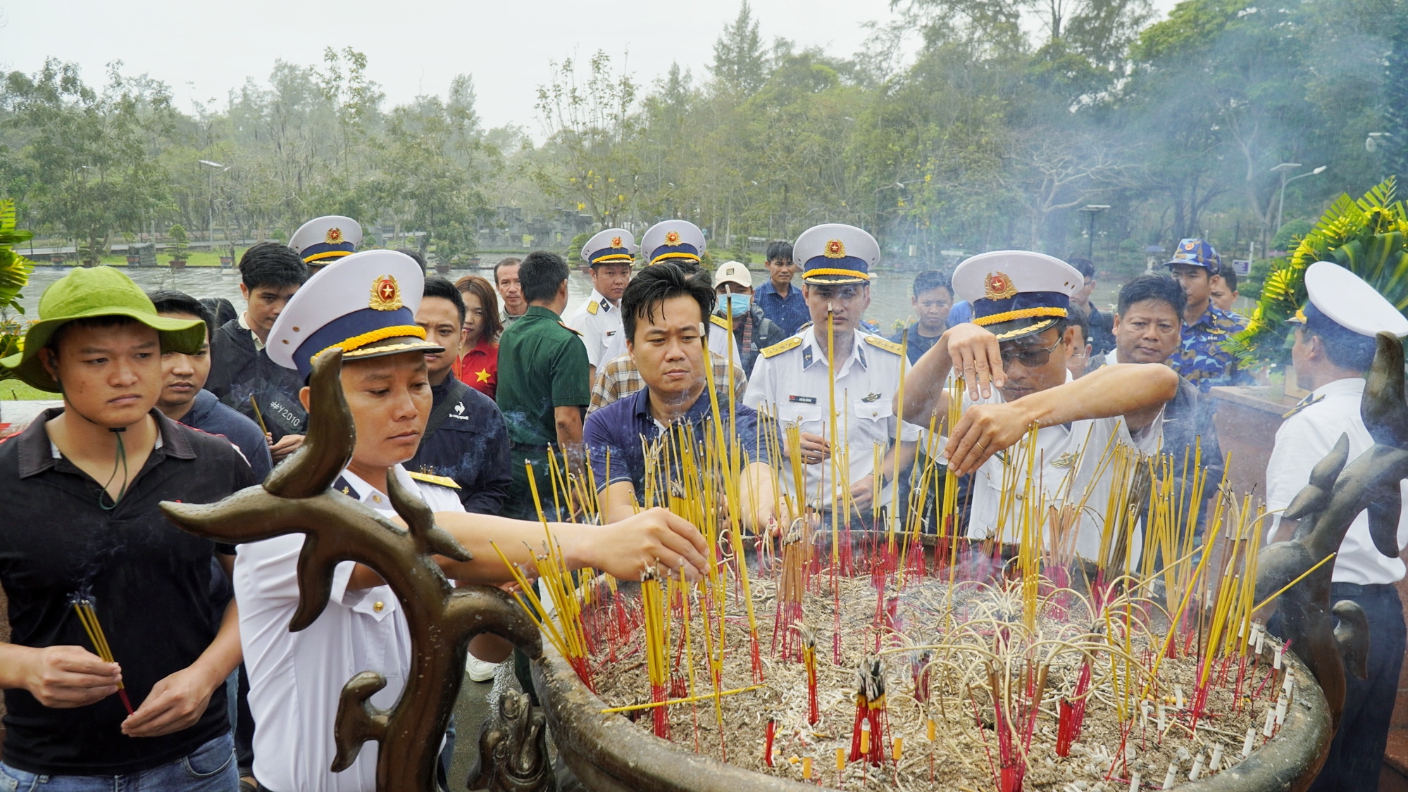 Các đại biểu dâng hương tại Tượng đài liệt sĩ Nghĩa trang Hàng Dương.