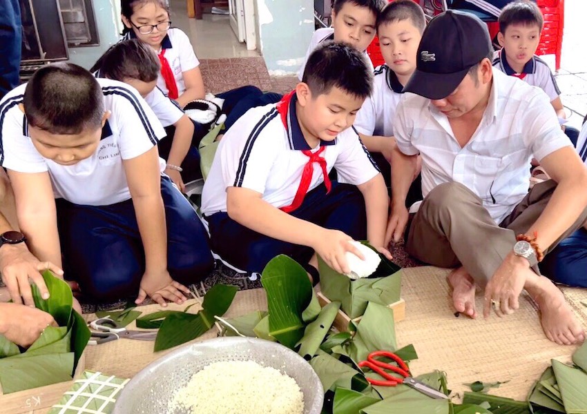 Các em học sinh tự tay gói bánh với sự hỗ trợ của phụ phuynh.