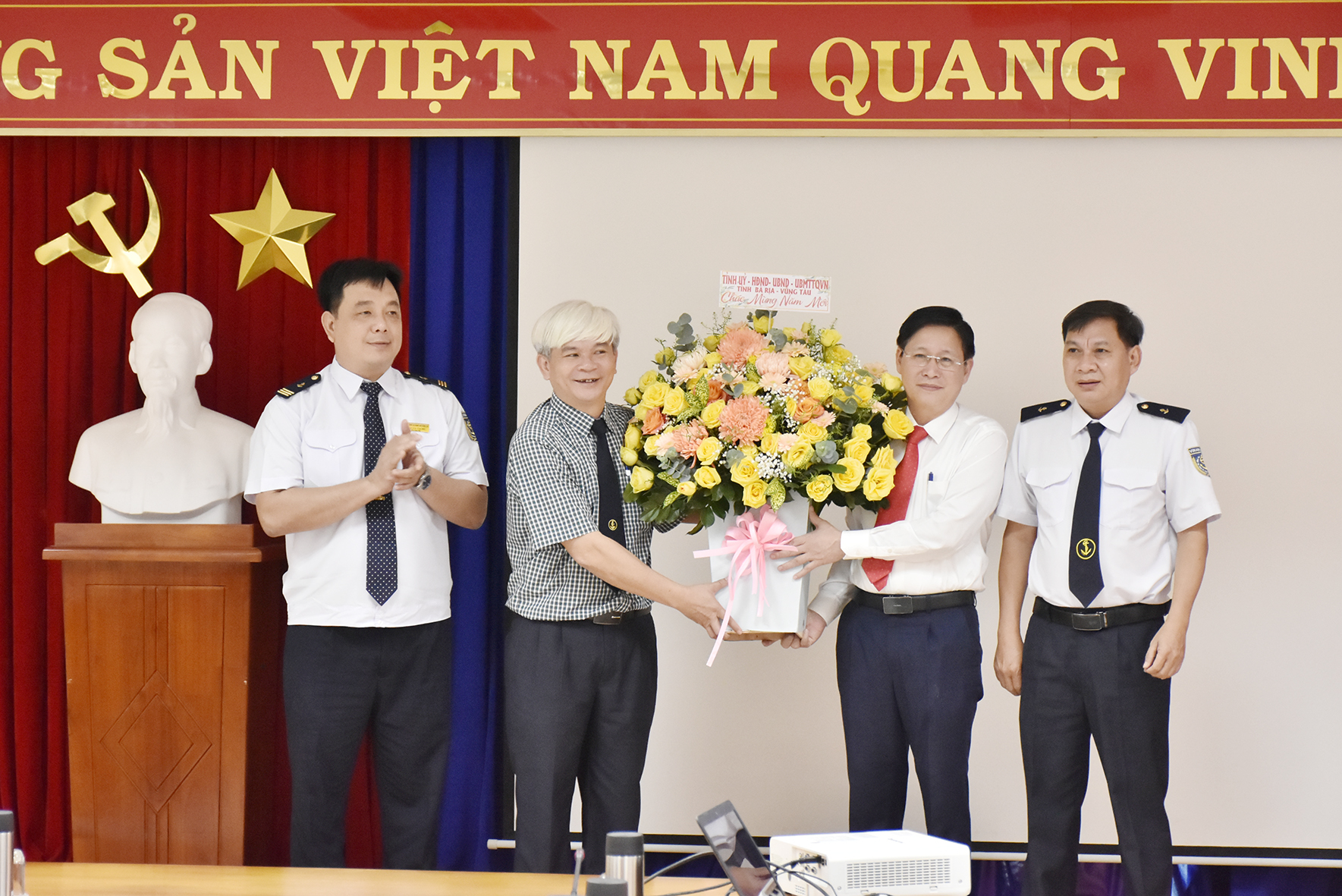 Ông Lê Ngọc Khánh, Phó Chủ tịch UBND tỉnh tặng lãng hoa của Tỉnh ủy - HĐND - UBND - UBMTTQ Việt Nam cho đại diện Ban Giám đốc Cảng vụ Hàng hải Vũng Tàu