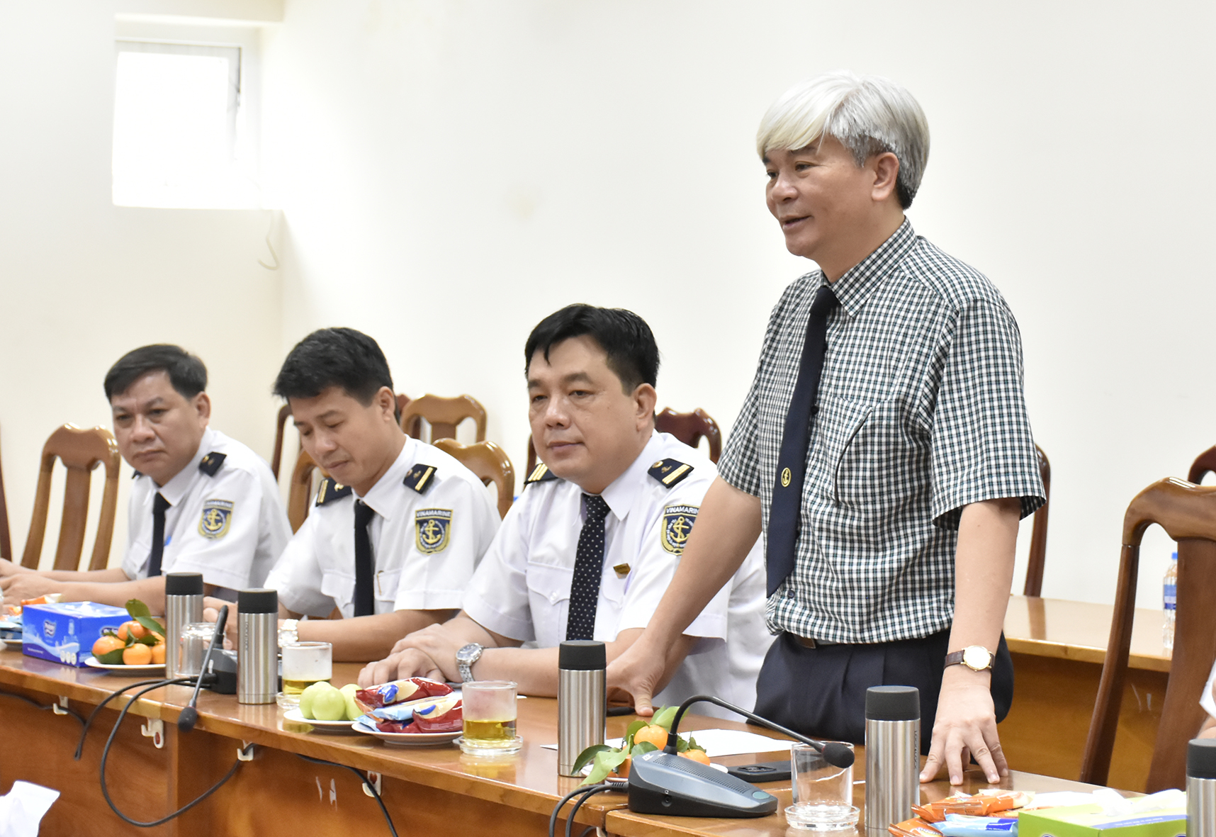 Ông Lê Văn Thức, Giám đốc Cảng vụ Hàng hải Vũng Tàu báo cáo với Phó Chủ tịch UBND tỉnh tình hình thực hiện nhiệm vụ và phương hướng năm 2023