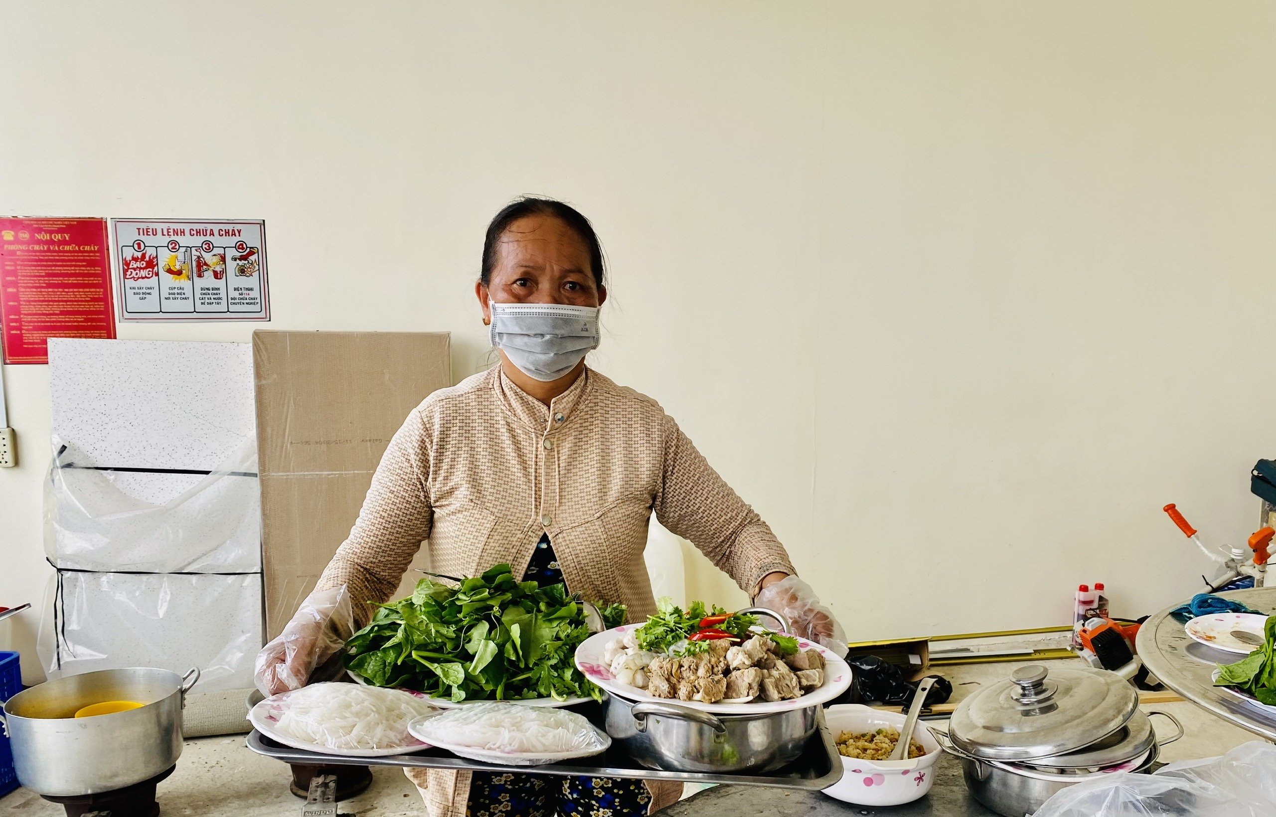 Nhân viên phục vụ của một cơ sở nấu tiệc tại huyện Long Điền chuẩn bị món ăn phục vụ khách.