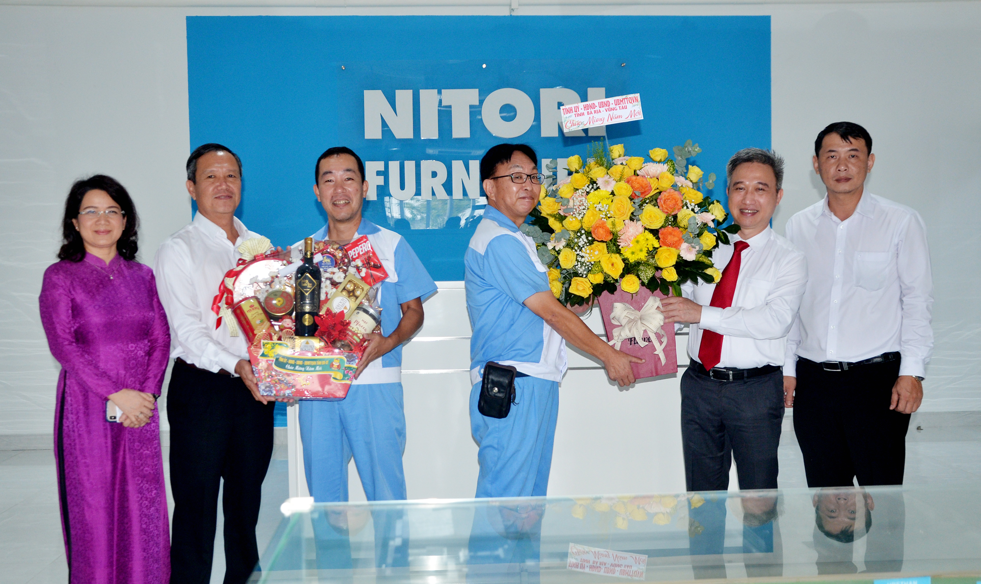Ông Đặng Minh Thông, Phó Chủ tịch UBND tỉnh tặng hoa DN chế xuất Nitori Việt Nam-Chi nhánh Bà Rịa-Vũng Tàu. Ảnh: VÂN ANH