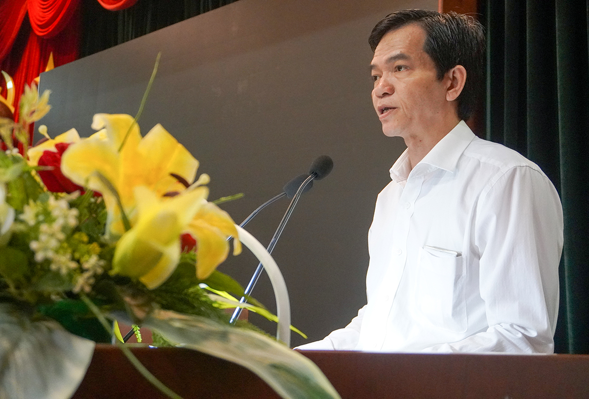 Ông Dương Trọng Hiếu, Chánh Văn phòng Tỉnh ủy báo cáo tình hình thực hiện công tác xây dựng Đảng tháng 1 năm 2023.