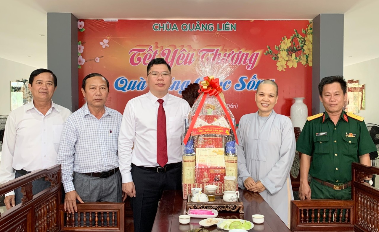 Ông Hoàng Nguyên Dinh, Bí thư Huyện ủy, Chủ tịch HĐND huyện đến thăm, tặng quà và chúc Tết tại chùa Quảng Liên (xã Láng Lớn).