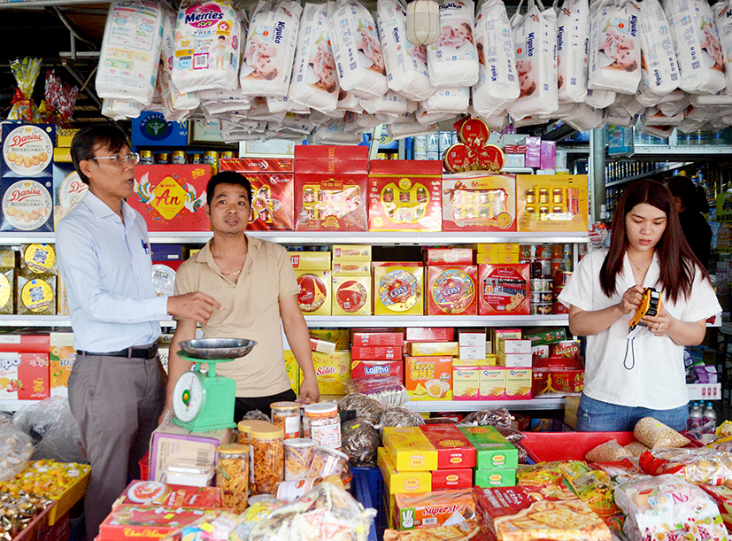 Đoàn kiểm tra Sở Công thương kiểm tra hàng hóa tết tại chợ Kim Long (huyện Châu Đức) sáng 10/1.