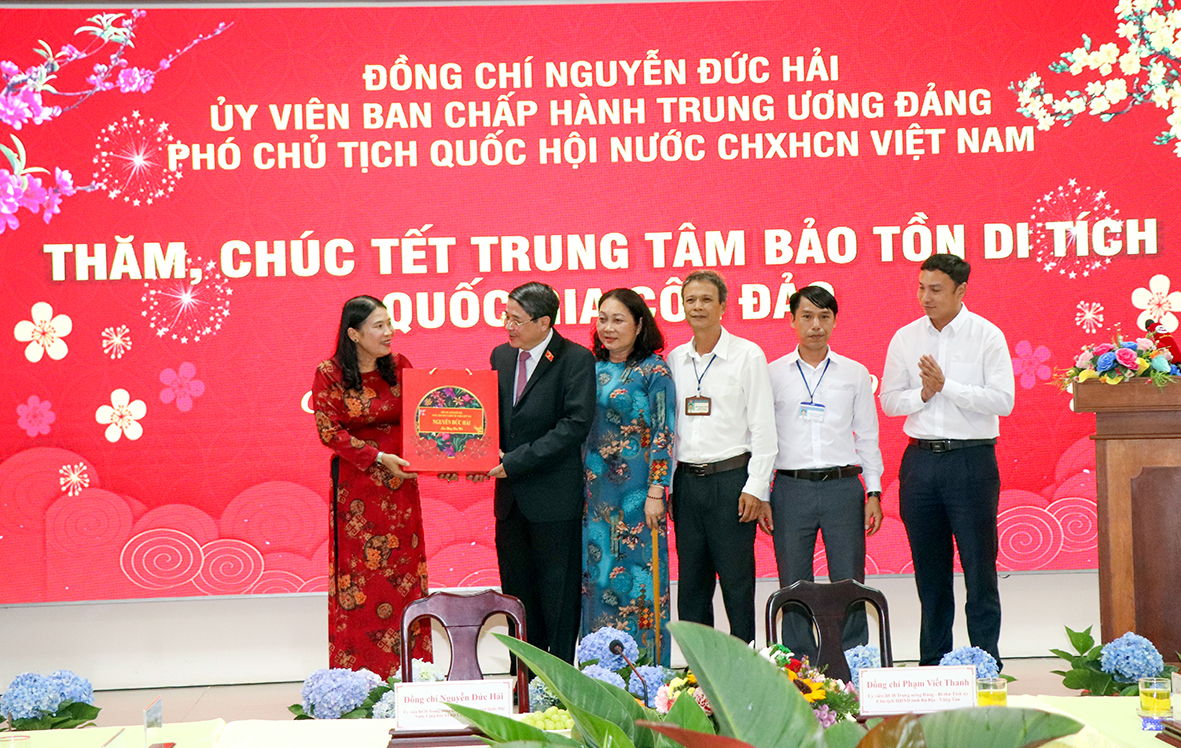 Ông Nguyễn Đức Hải, Phó Chủ tịch Quốc hội tặng quà chúc mừng năm mới Trung tâm Bảo tồn di tích quốc gia Côn Đảo.