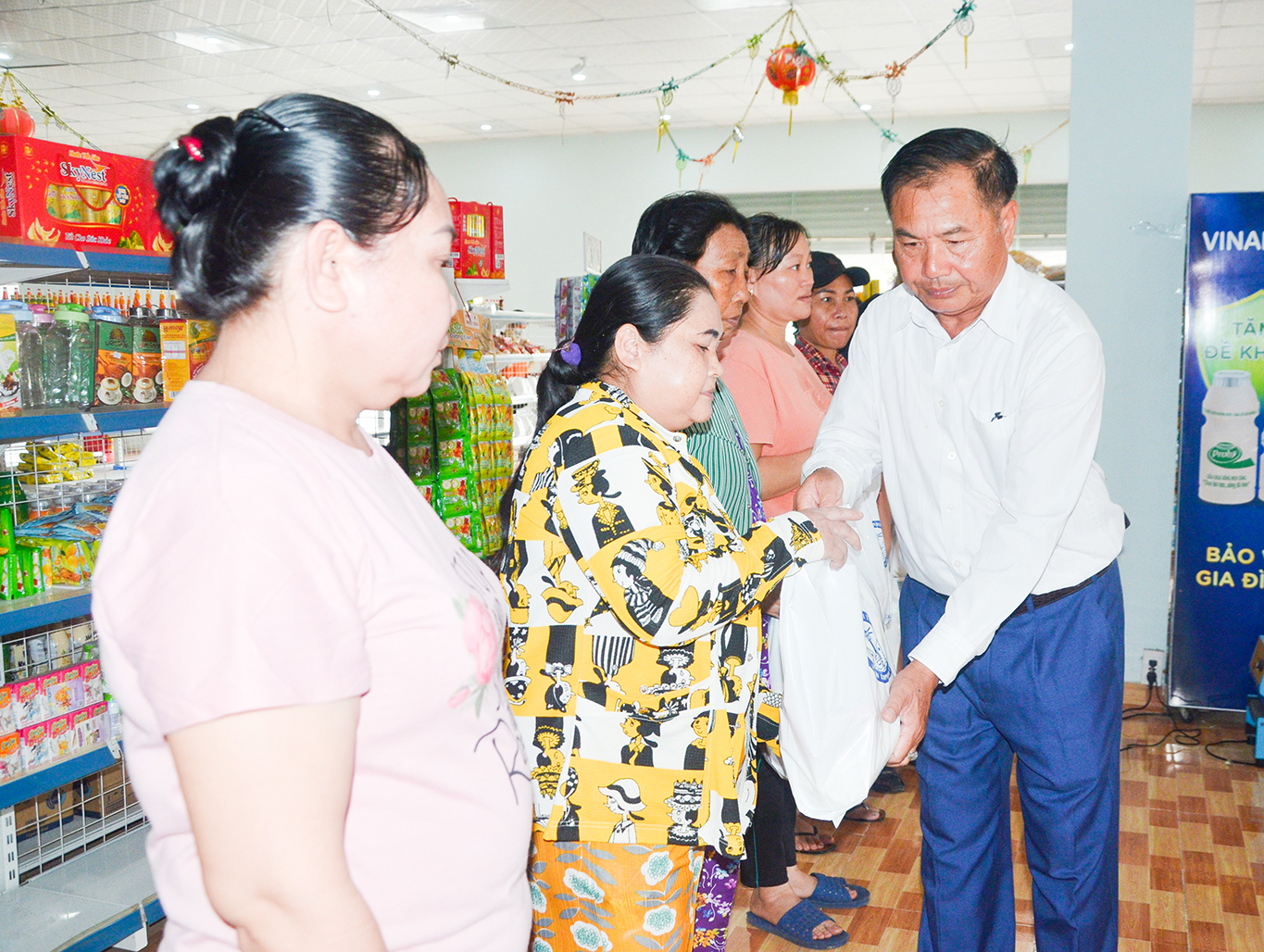 Ông Đào Quốc Tuấn, Chủ tịch HĐQT, Tổng Giám đốc Công ty TNHH Tứ Hải trao quà cho công nhân khó khăn của công ty.