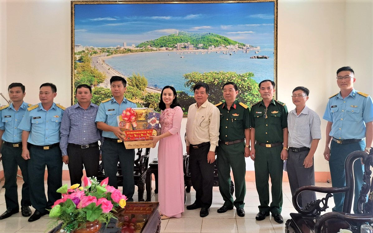 Bà Võ Ngọc Thanh Trúc, Phó Trưởng Ban Tổ chức Tỉnh ủy thăm, tặng quà Tết Trung đoàn Tên lửa 261.