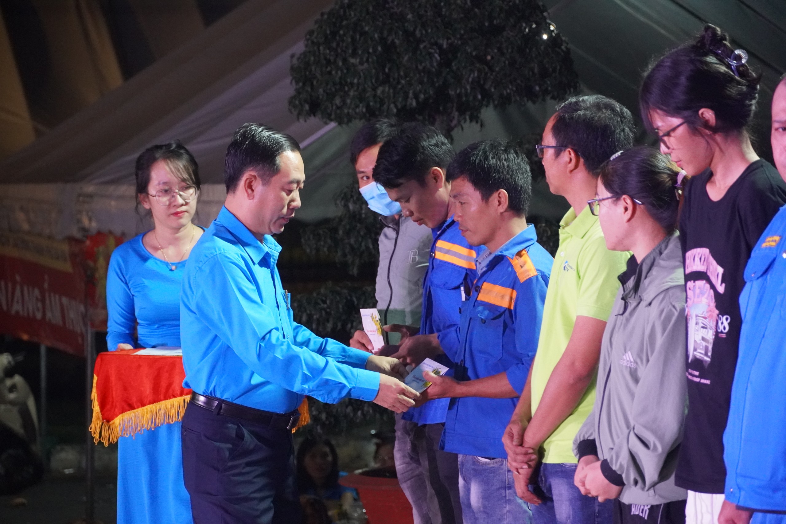 Ông Lê Văn Hòa, Chủ tịch LĐLĐ tỉnh tặng quà Tết cho NLĐ khó khăn.