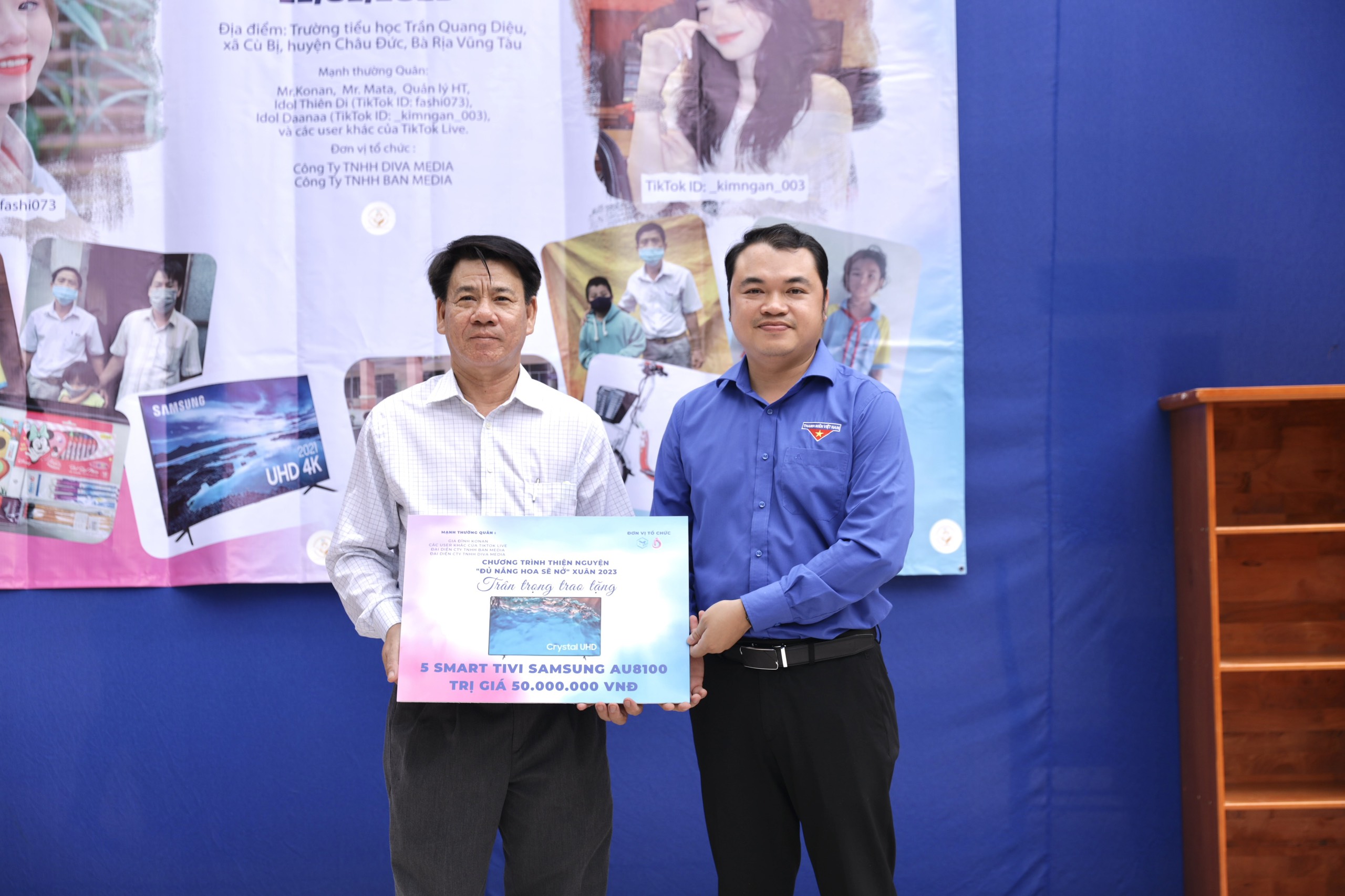 Thầy Mai Đức Anh, Hiệu trưởng Trường TH Trần Quang Diệu nhận bảng tượng trưng 5 Smart tivi Samsung AU8100 trị giá 50 triệu đồng từ Tỉnh Đoàn.