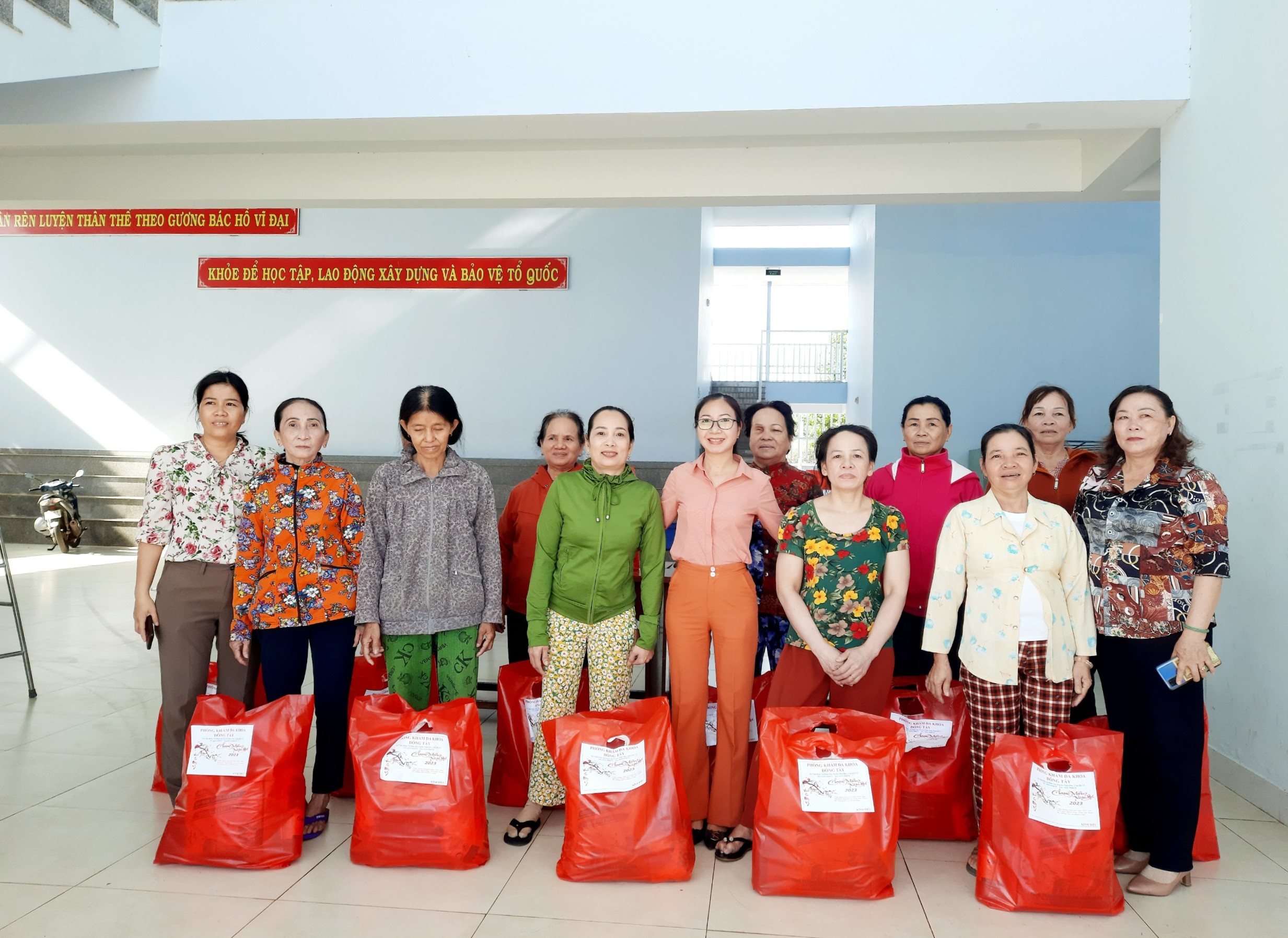 Bà Võ Lệ Huyền, Phó Chủ tịch Hội LHPN huyện đã trao quà Tết cho hội viên phụ nữ khuyết tật (Nhóm phụ nữ tự lực xã Nghĩa Thành).