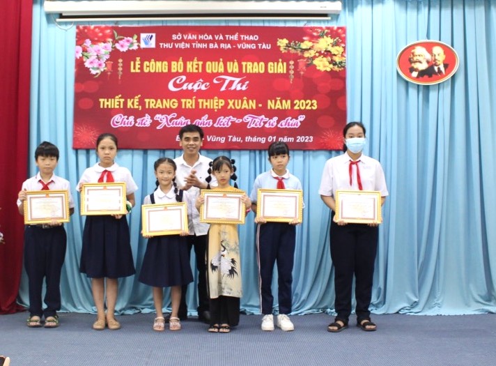 Ông Huỳnh Tới, Phó Giám đốc Thư viện tỉnh trao các giải cá nhân đạt giải bảng A.