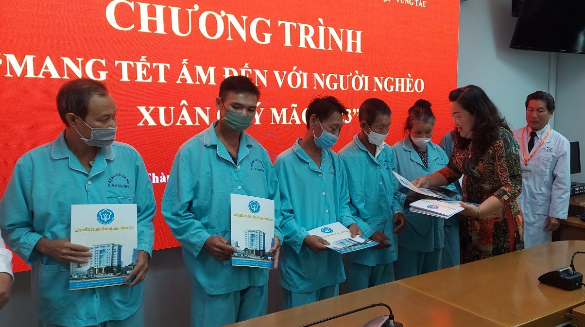 Bà Nguyễn Thị Hồng Hạnh, Phó Giám đốc BHXH tỉnh trao quà cho bệnh nhân BHYT tại Bệnh viên Bà Rịa.