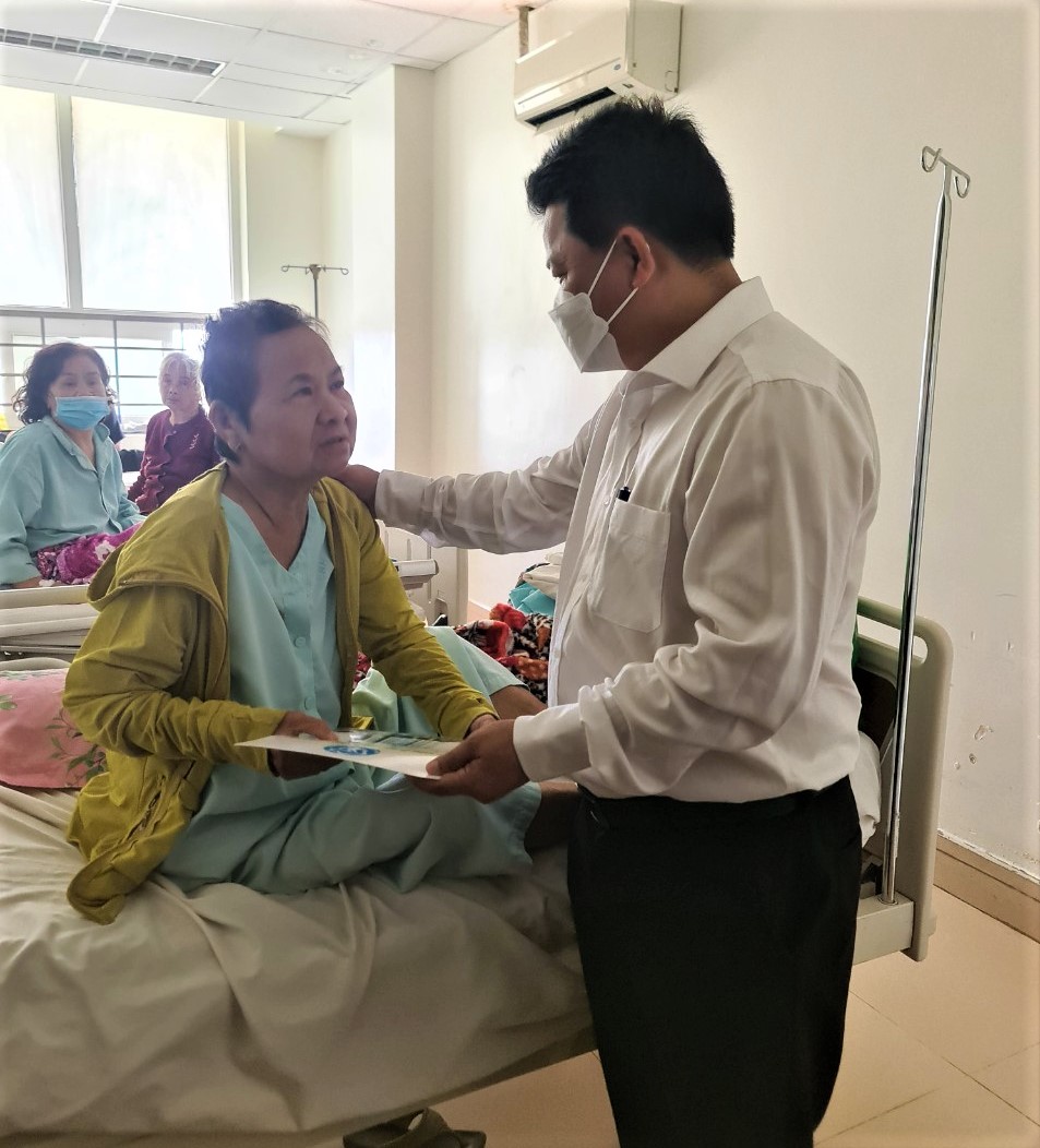 Bác sĩ Chuyên khoa 2 Trần Quốc Vương (Giám đốc Phòng khám Đa khoa Sài Gòn – Châu Đức) trao quà cho bệnh nhân khó khăn đang điều trị tại Bệnh viện Bà Rịa.