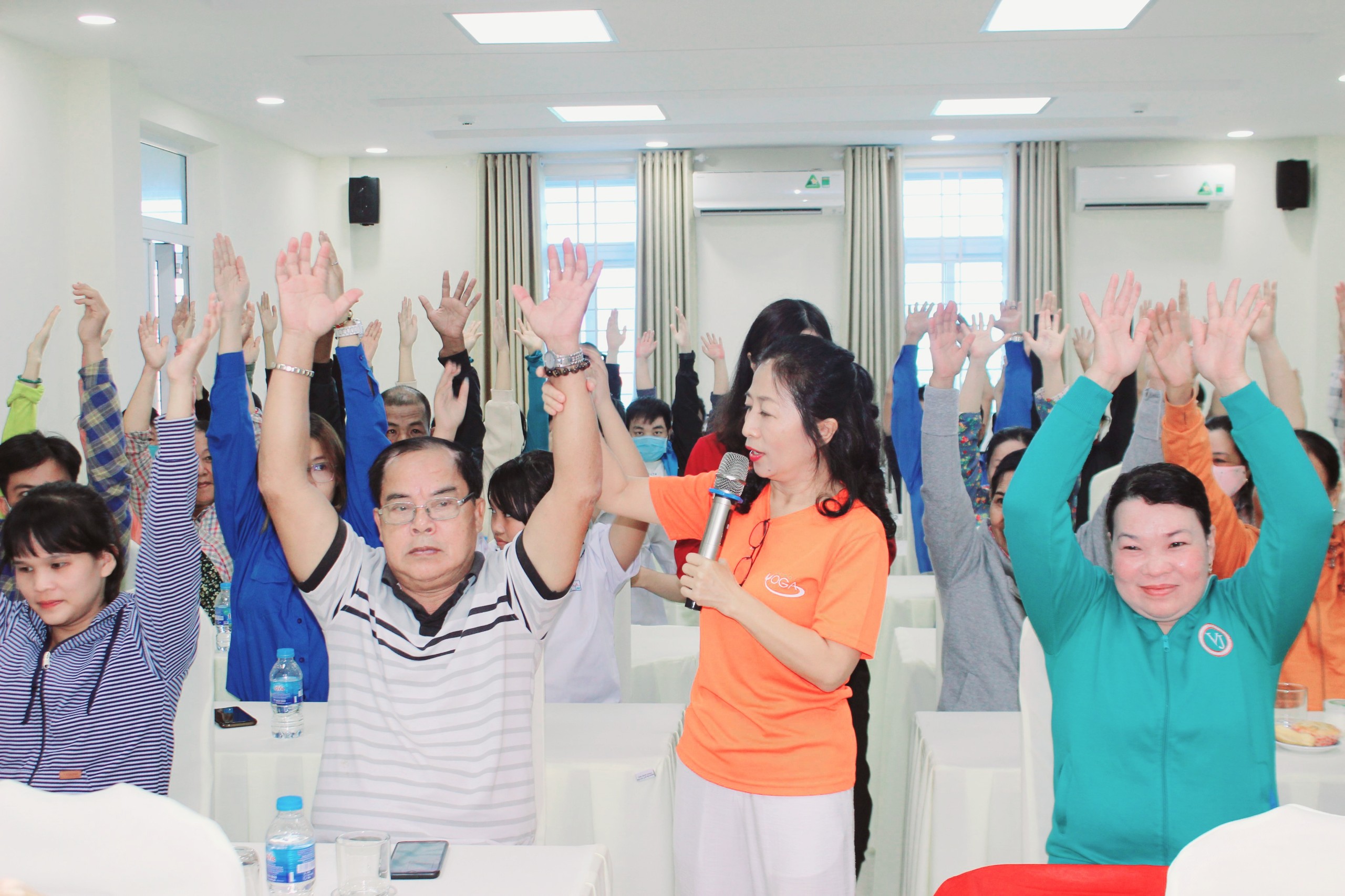 Bà Phan Mai Hương hướng dẫn những người tham dự thiền trà các động tác thể dục  Thân - Tâm - Trí mỗi ngày.