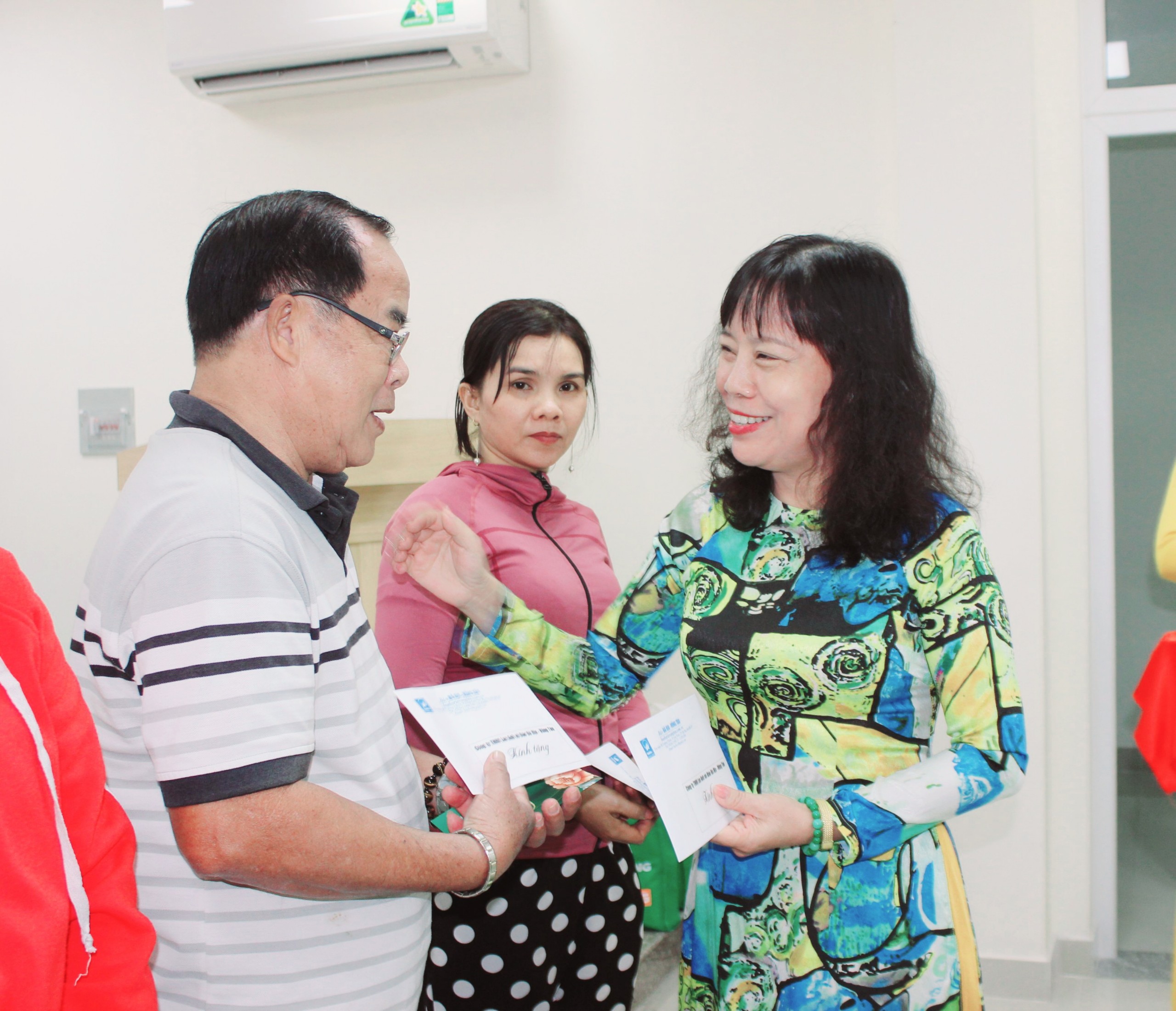 Bà Đỗ Nguyễn Hoàng Dung, Quyền Tổng Biên tập Báo Bà Rịa-Vũng Tàu trao quà và động viên các nhân vật có hoàn cảnh khó khăn của chuyên mục 