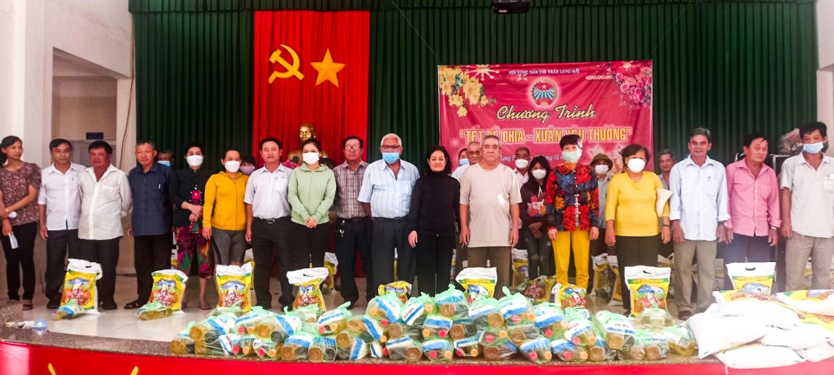 Hội viên nông dân nghèo trên địa bàn TT. Long Hải được nhận quà Tết.