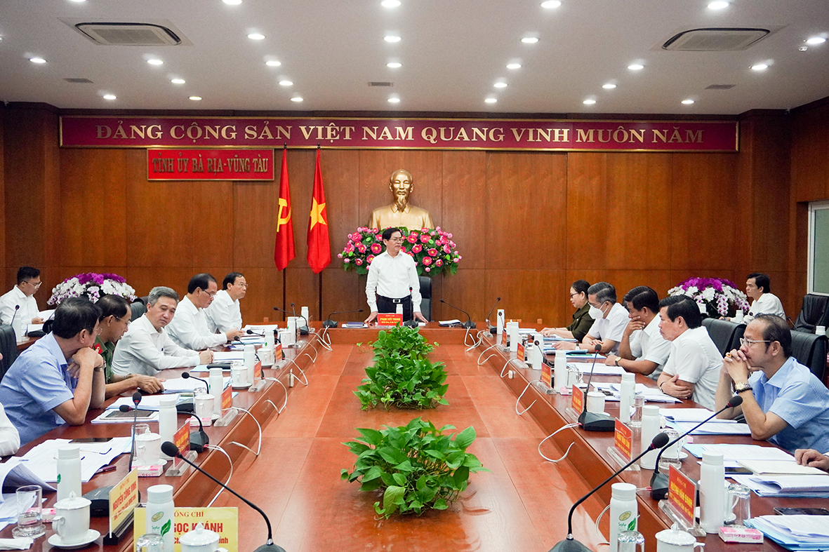 Ông Phạm Viết Thanh, Ủy viên Trung ương Đảng, Bí thư Tỉnh ủy, Chủ tịch HĐND tỉnh phát biểu kết luận cuộc họp.