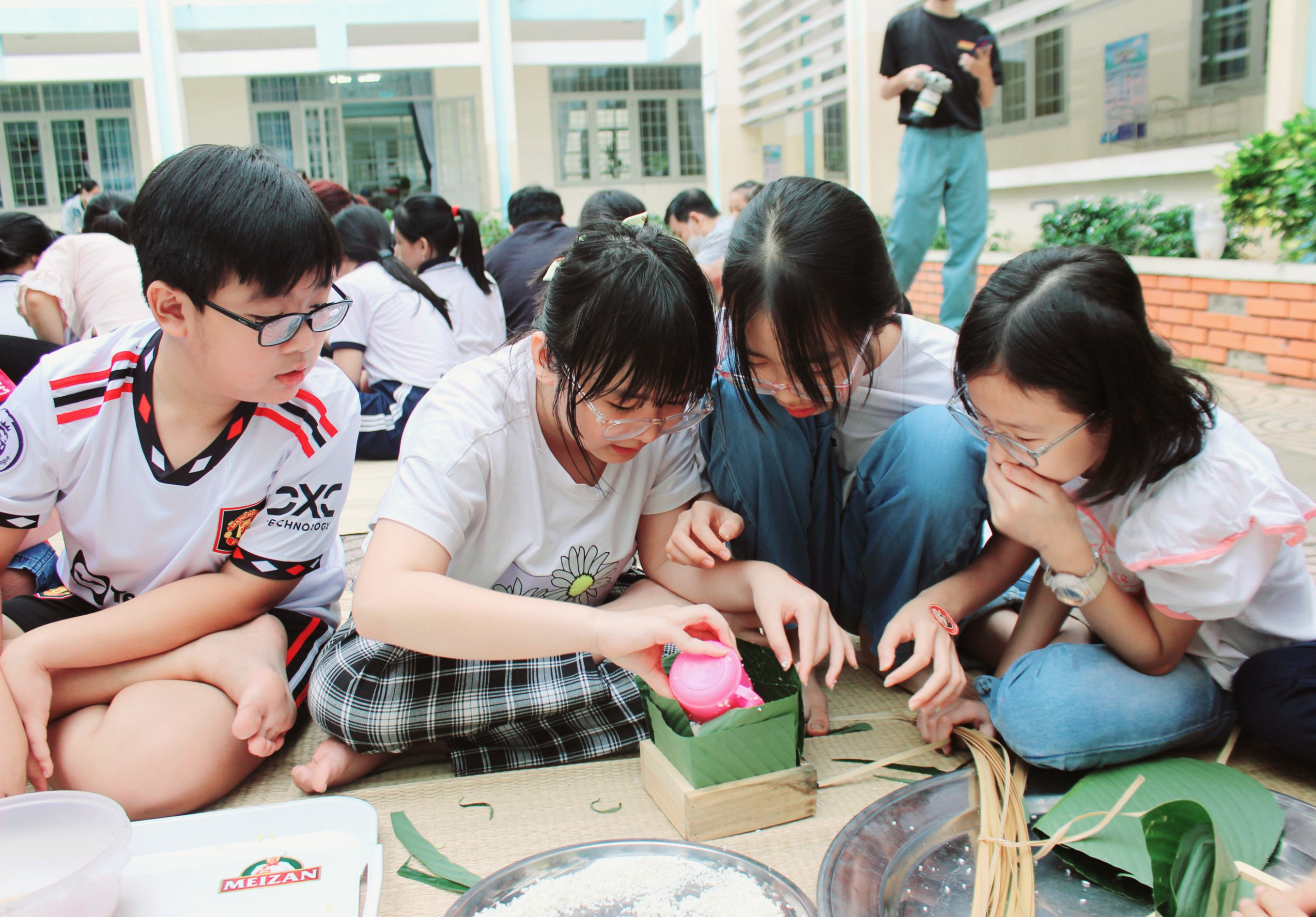  HS Trường TH Thắng Nhất hào hứng trải nghiệm gói bánh chưng ngày Tết.