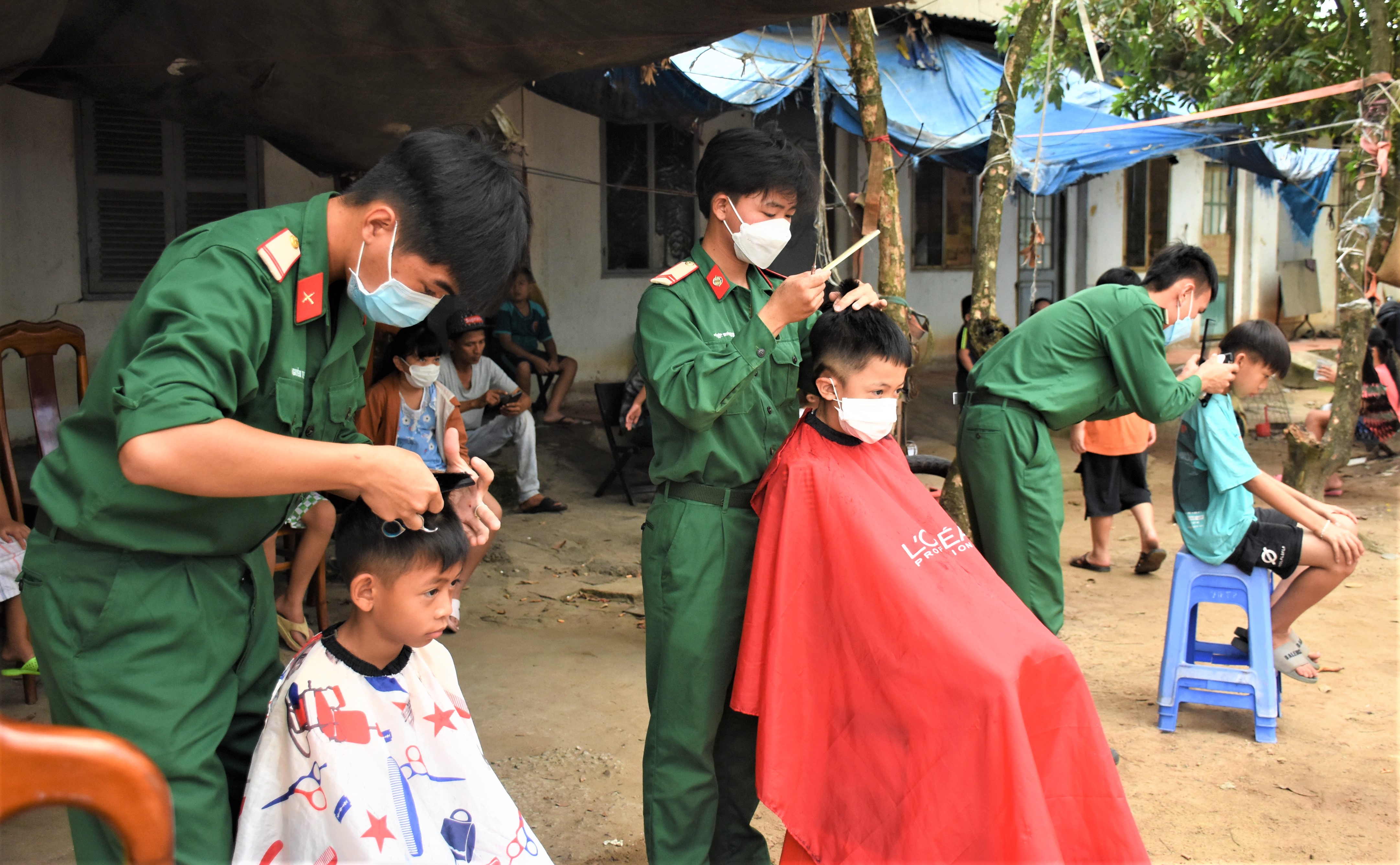 Cắt tóc miễn phí cho con em thanh niên công nhân.