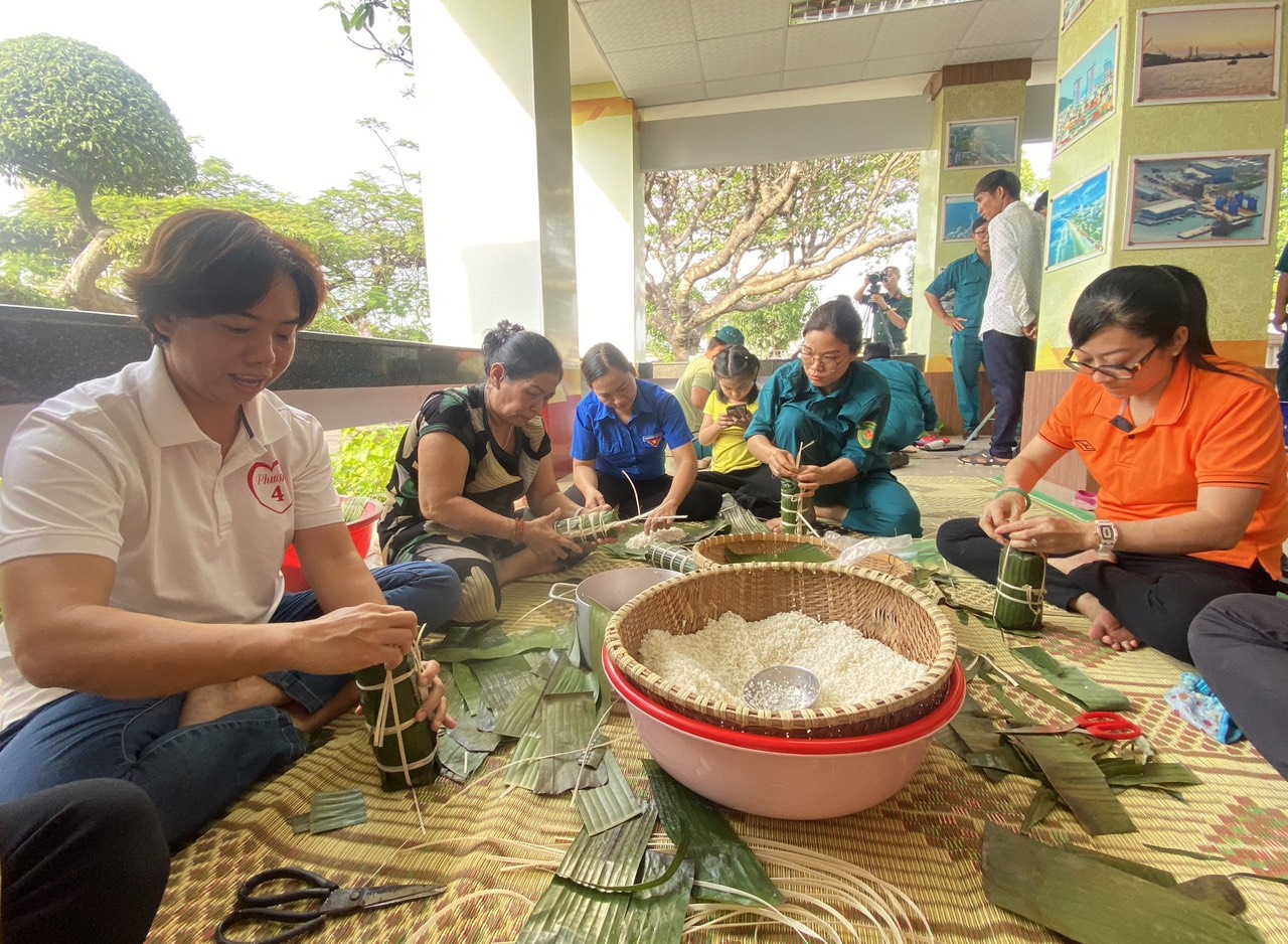 Cán bộ, chiến sĩ và ngư dân tham gia hội thi gói bánh tét.