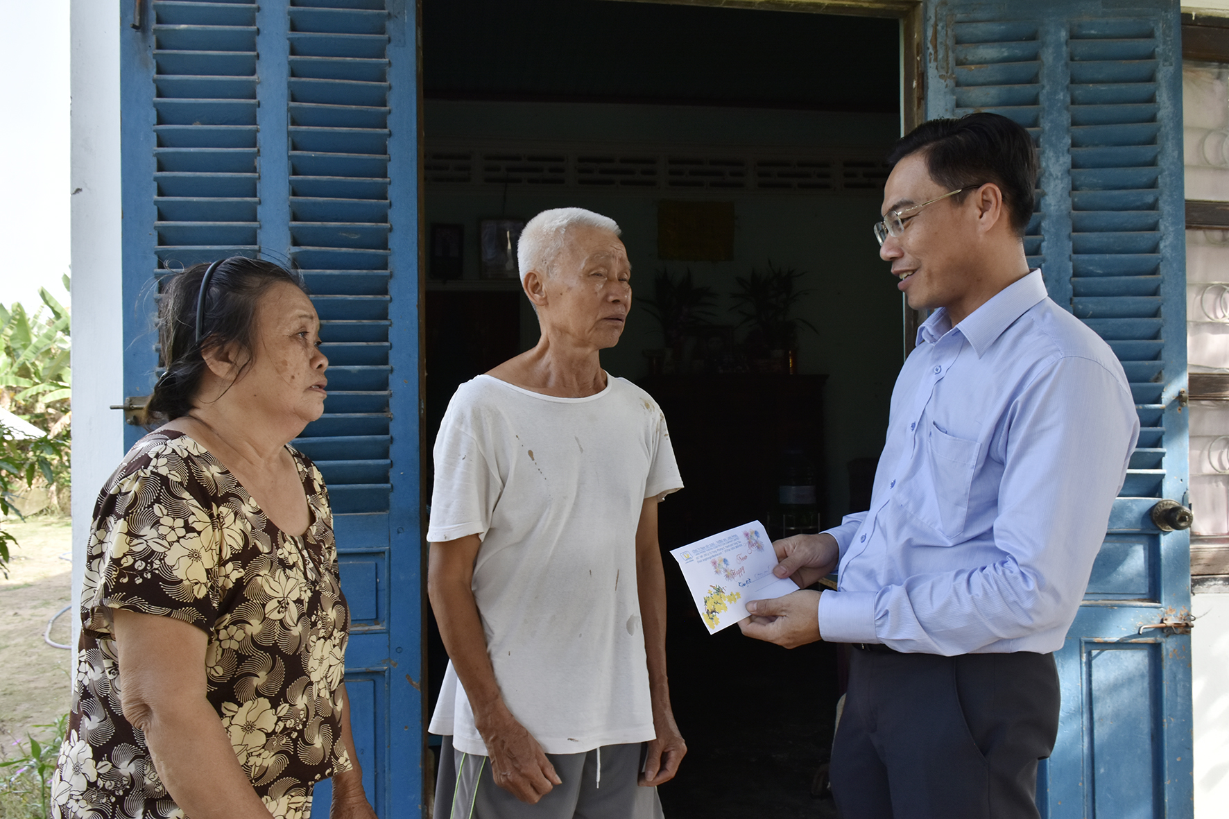 Ông Nguyễn Thành Nam, Phó Chủ tịch UBND TX.Phú Mỹ trao quà Tết cho bà Chu Thị Lái (thôn Tân Lễ A, xã Châu Pha). Bà Lái bị bệnh tim, tuổi già, không có thu nhập phải nuôi 1 người con bị khuyết tật.)