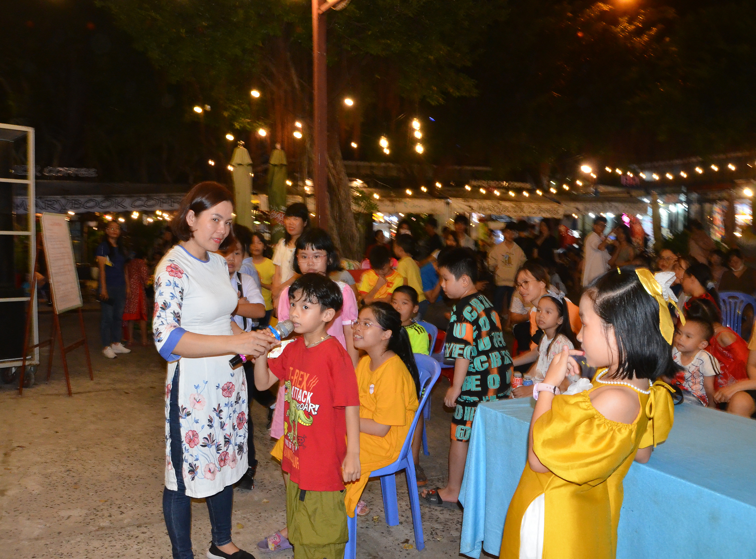 Trẻ hào hứng tham gia trò chơi đố vui có thưởng tại chương trình.