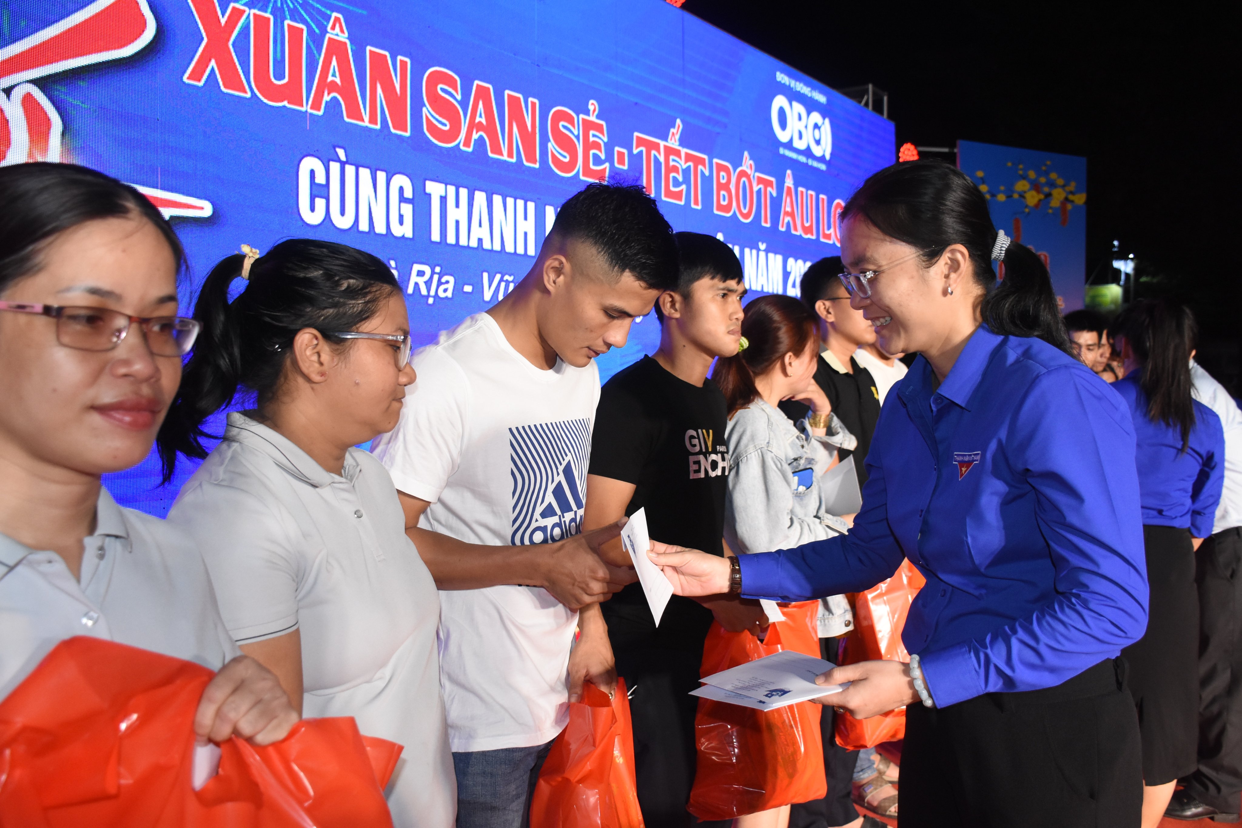 Chị Hồ Thị Ánh Tuyết, Bí thư Tỉnh Đoàn trao quà cho thanh niên công nhân tại chương trình “Xuân san sẻ - Tết bớt lo âu”. Ảnh: MAI NGỌC