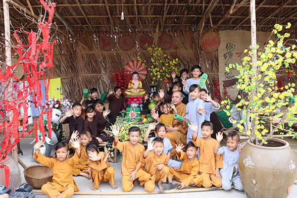 Các trẻ tại chùa Hồng Quang (thôn Phước Tấn, xã Tân Hòa, TX.Phú Mỹ) vui chơi bên khung cảnh Tết.