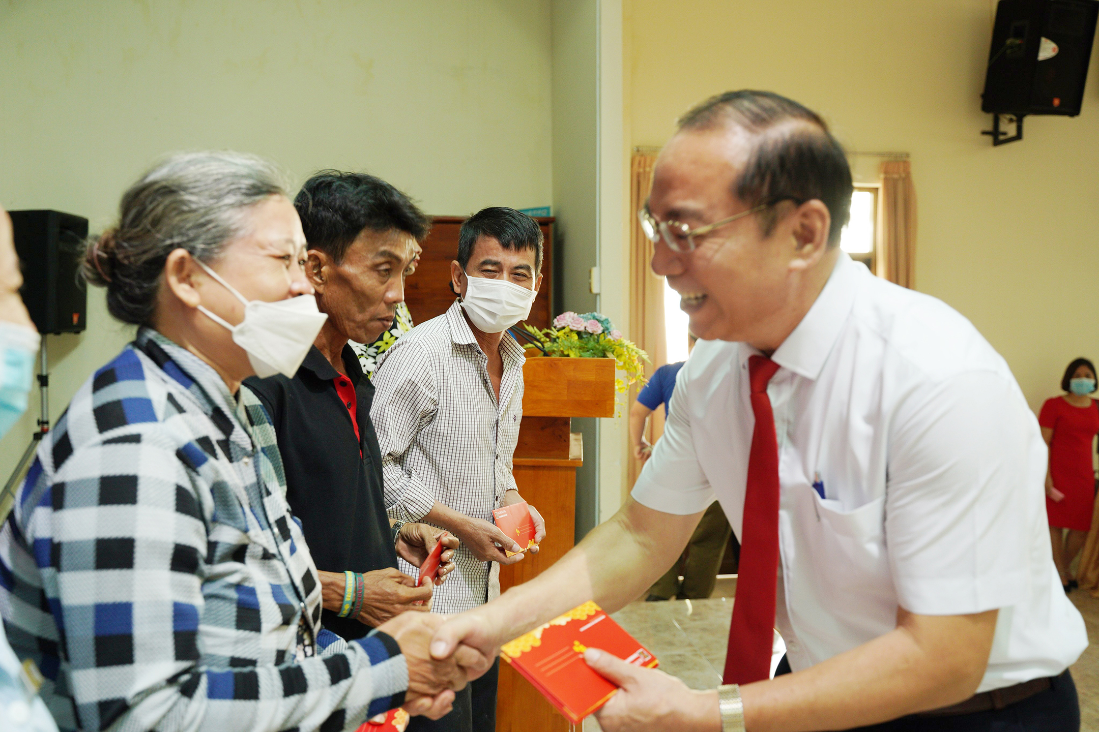 Ông Nguyễn Văn Liệu, Phó Giám đốc ngân hàng Agribank chi nhánh Vũng Tàu trao quà Tết cho các hộ dân khó khăn trong dịp Xuân Quý Mão 2023