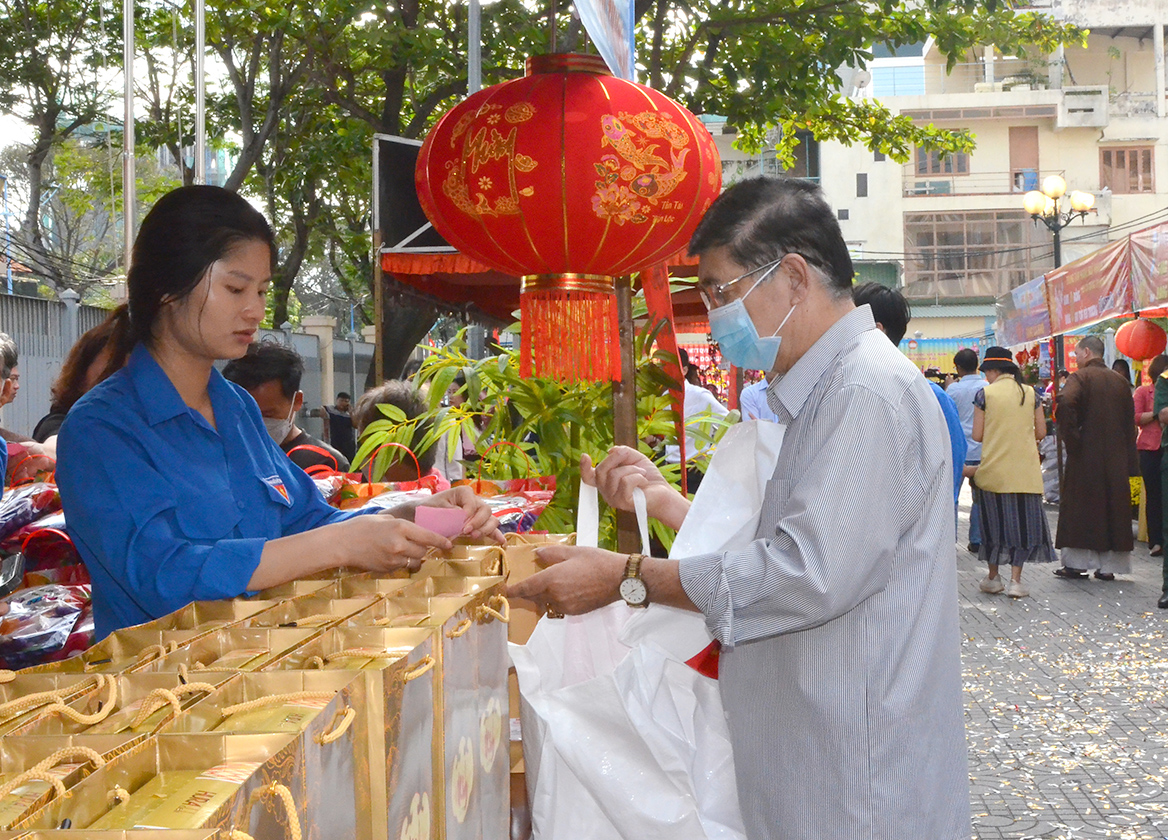 Người dân có hoàn cảnh khó khăn được mua hàng miễn phí tại  