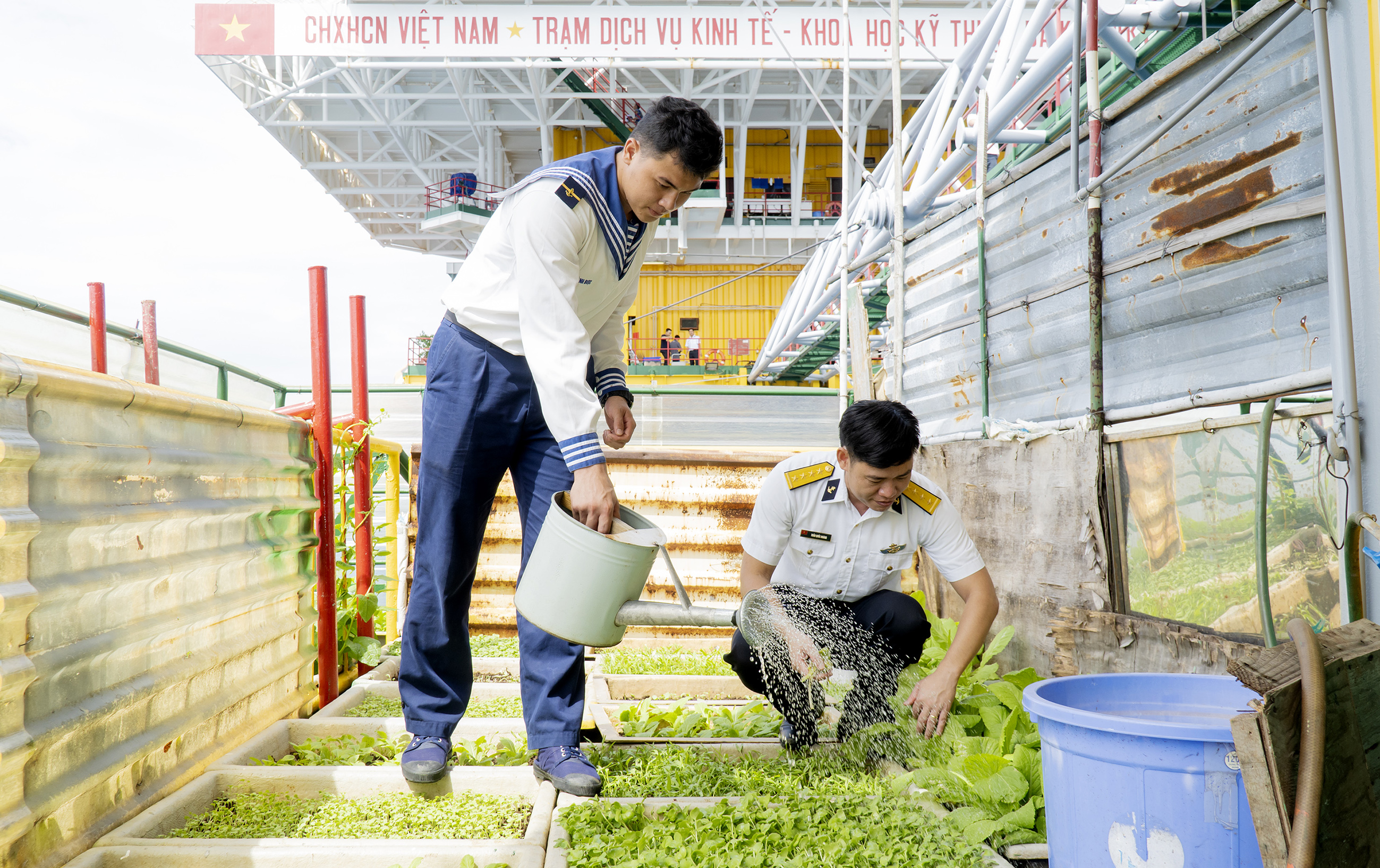 Điều kiện cơ sở vật chất trên các nhà giàn giúp nâng cao đời sống vật chất, tinh thần cho cán bộ, chiến sĩ.