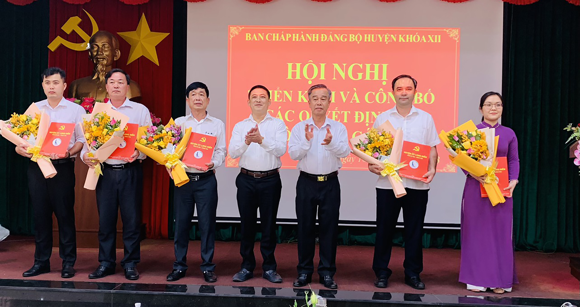 Ông Huỳnh Sơn Tuấn, Bí thư Huyện ủy và ông Võ Hữu Hạnh, Phó Bí thư Huyện ủy Long Điền trao quyết định và tặng hoa chúc mừng cho các cán bộ được điều động, bổ nhiệm.