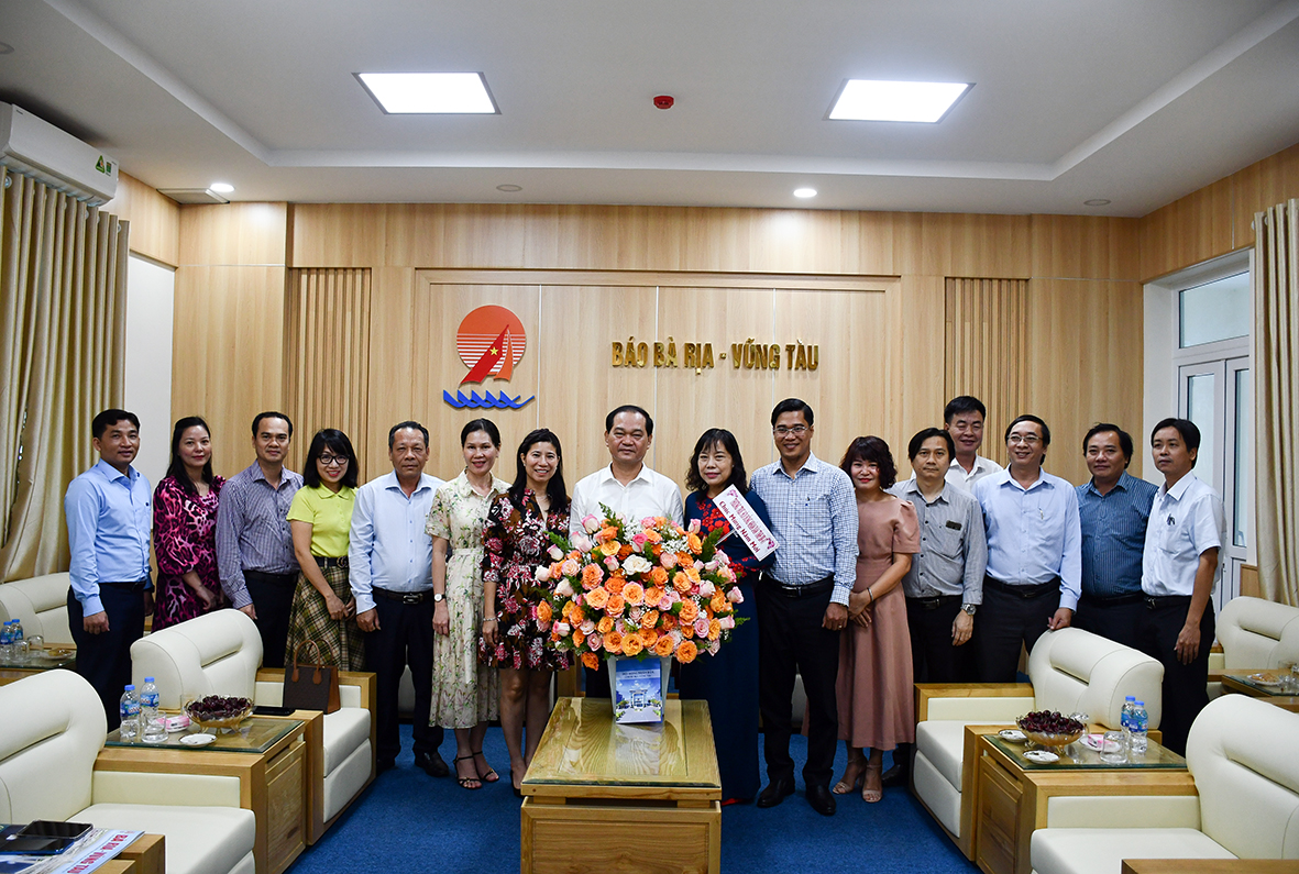 Ông Mai Ngọc Thuận, Phó Chủ tịch HĐND tỉnh tặng quà chúc Tết cán bộ, phóng viên, biên tập viên, người lao động Báo Bà Rịa-Vũng Tàu.