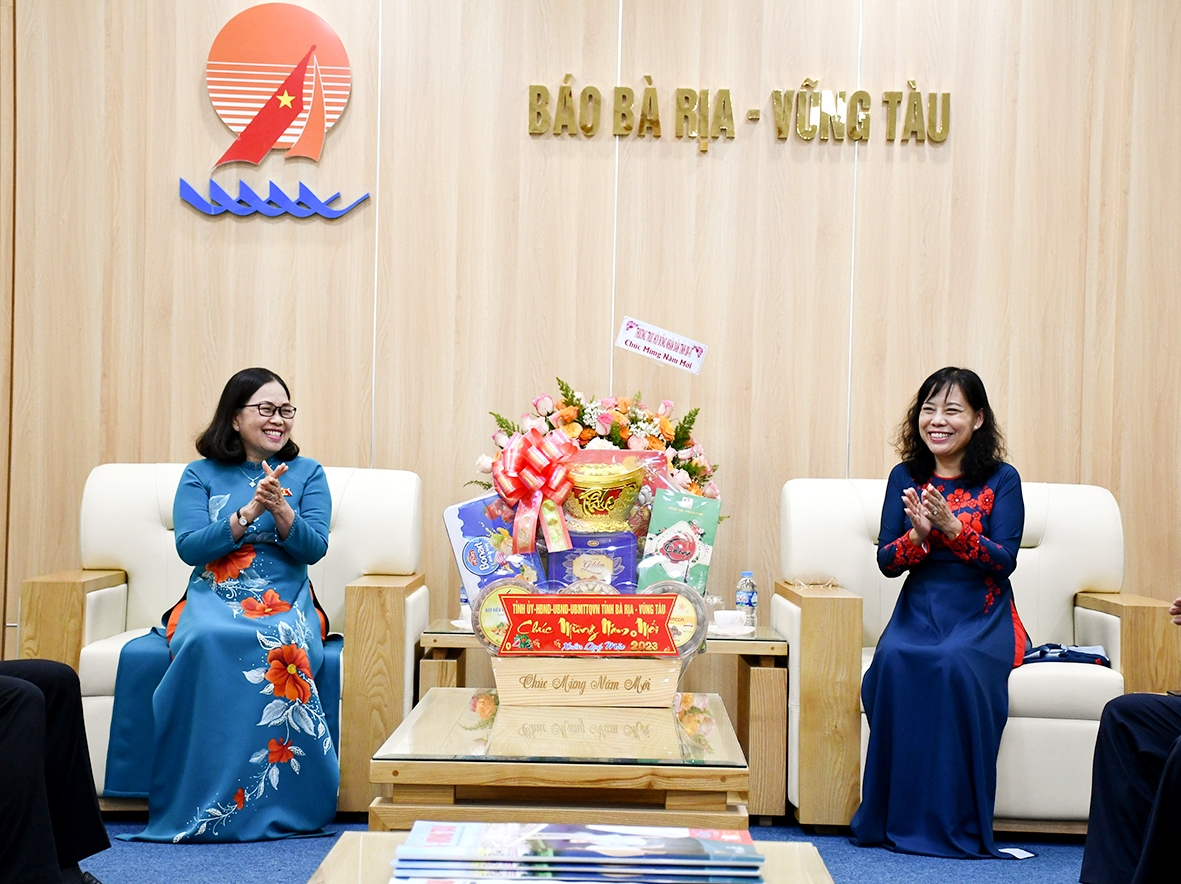 Bà Nguyễn Thị Yến, Phó Bí thư Thường trực Tỉnh ủy, Trưởng Đoàn ĐBQH tỉnh biểu dương thành tích đạt được của Báo Bà Rịa-Vũng Tàu.
