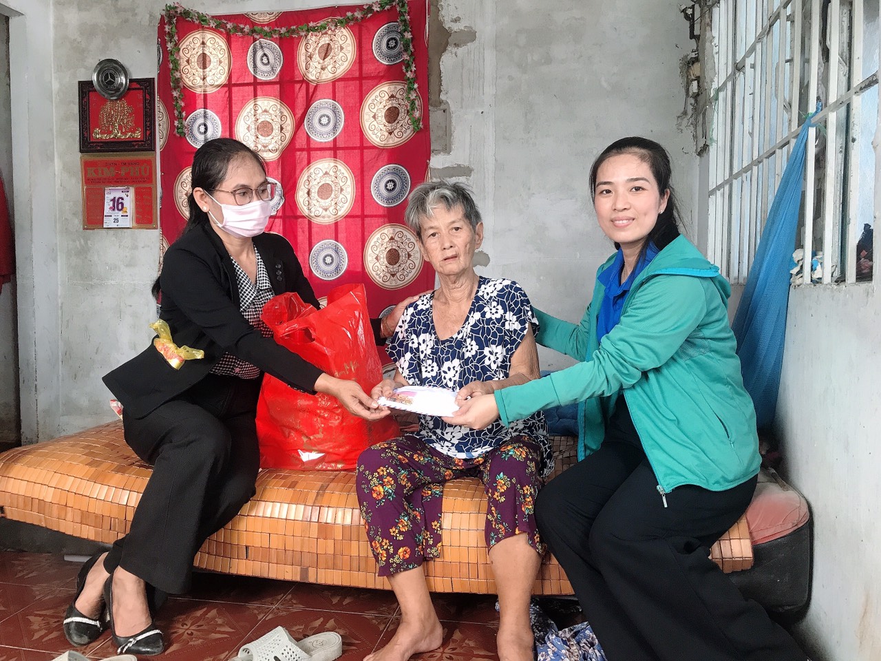Bà Bùi Thị Kim Thủy, Chủ tịch Hội LHPN TT.Đất Đỏ trao quà Tết cho người già neo đơn tàn tật có hoàn cảnh khó khăn tại địa phương.