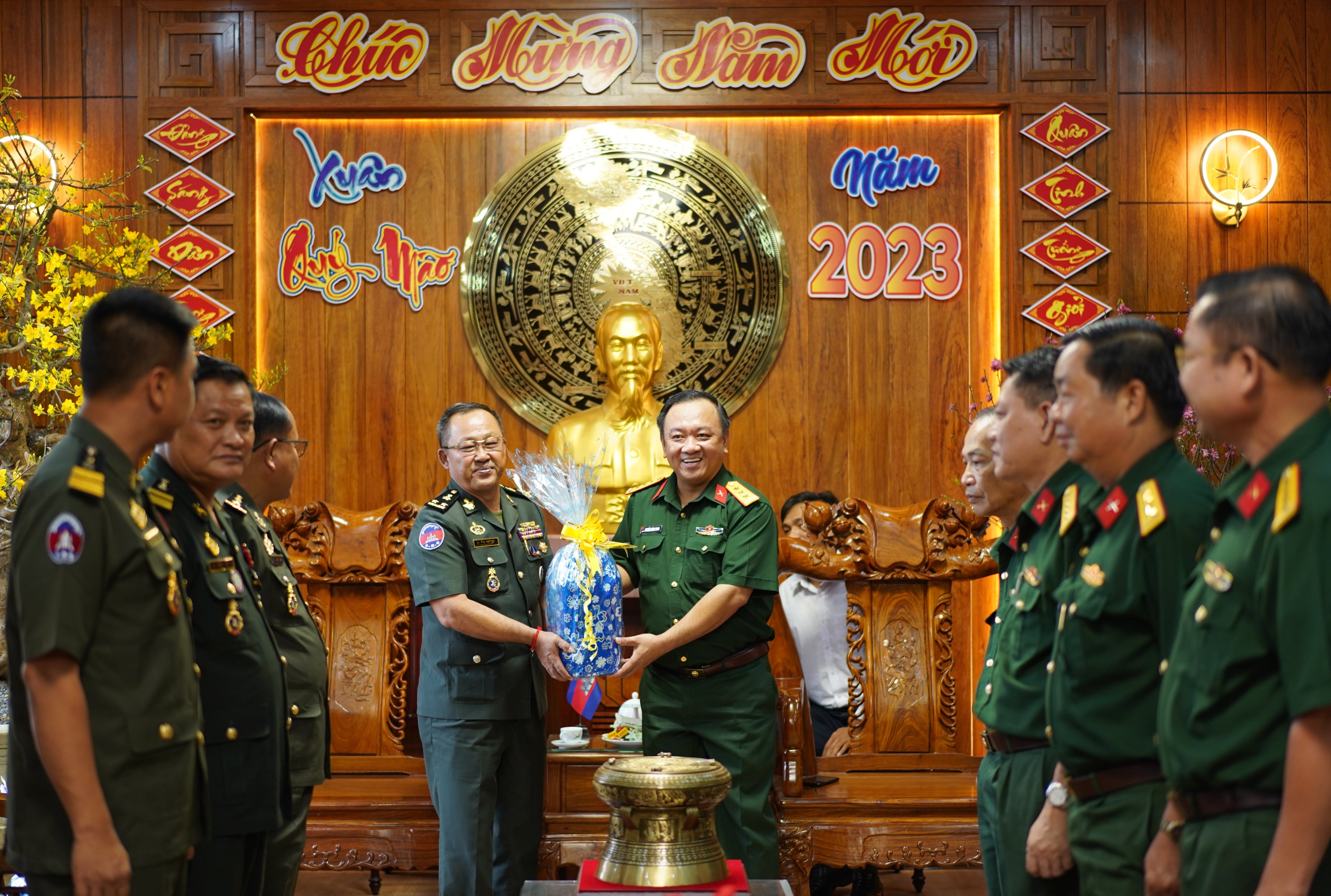 Trung tướng Chan So Pheak Tra, Chỉ huy trưởng Tiểu khu Quân sự Preah Vihear - Campuchia tặng quà Tết cho cán bộ, chiến sĩ Bộ CHQS tỉnh.
