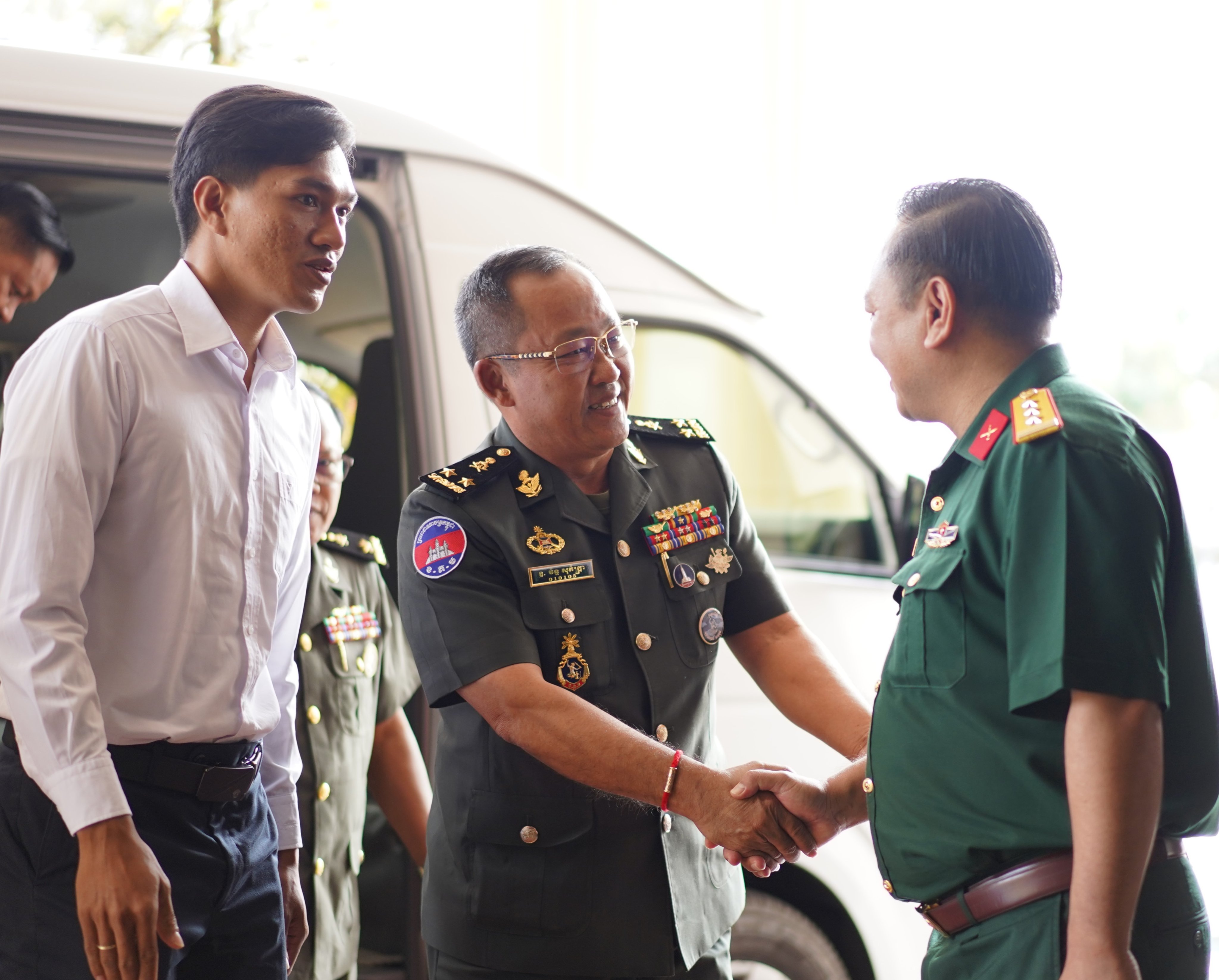 Trung tướng Chan So Pheak Tra, Chỉ huy trưởng Tiểu khu Quân sự Preah Vihear - Campuchia chúc Tết lực lượng vũ trang tỉnh.