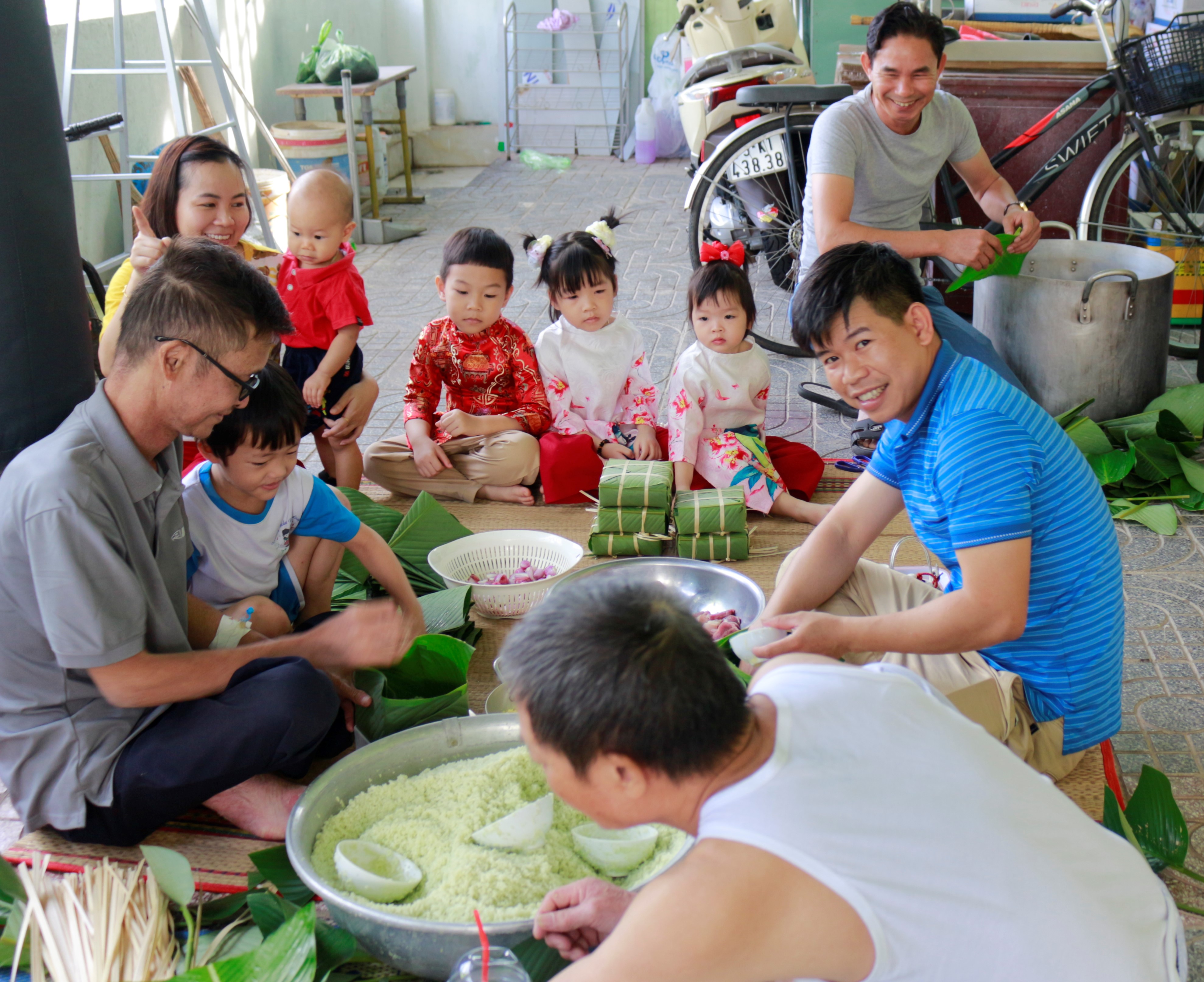 Gác lại mọi bồn bề sau một năm vất vả, đại gia đình ông Lê Sỹ Đỗ quây quần bên nhau gói bánh chưng xanh, trông bếp lửa hồng, cùng nhau sẻ chia những niềm hạnh phúc