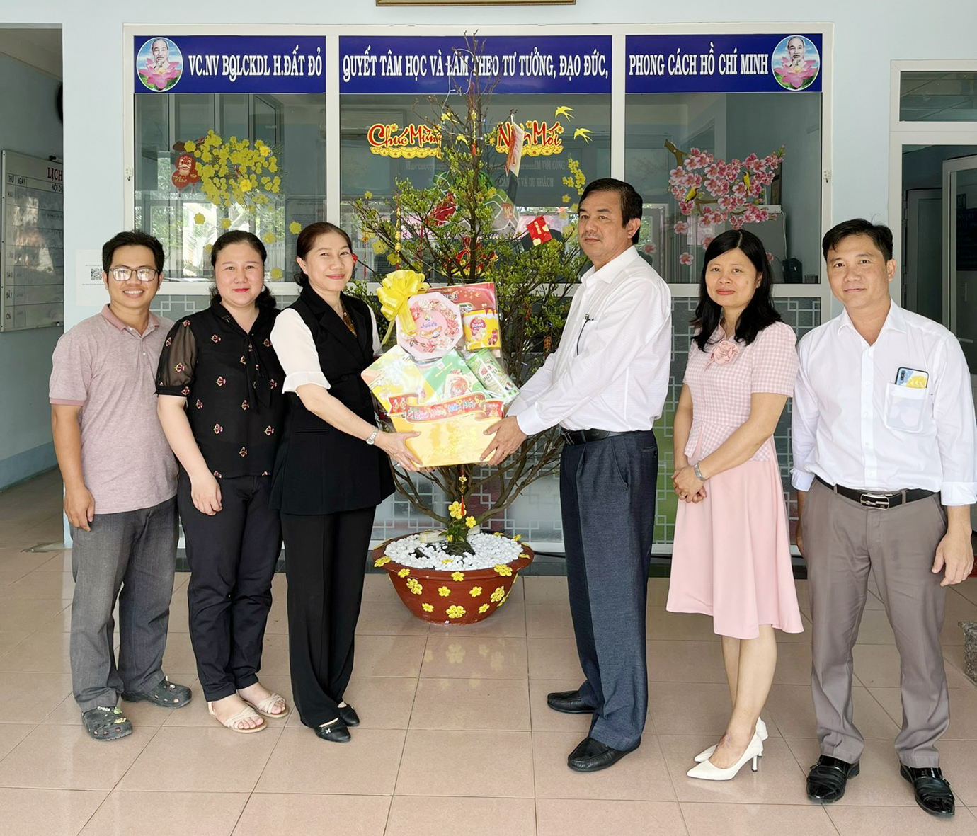 Đoàn công tác của Sở Du lịch thăm, tặng quà Tết cho Ban quản lý các KDL huyện Đất Đỏ